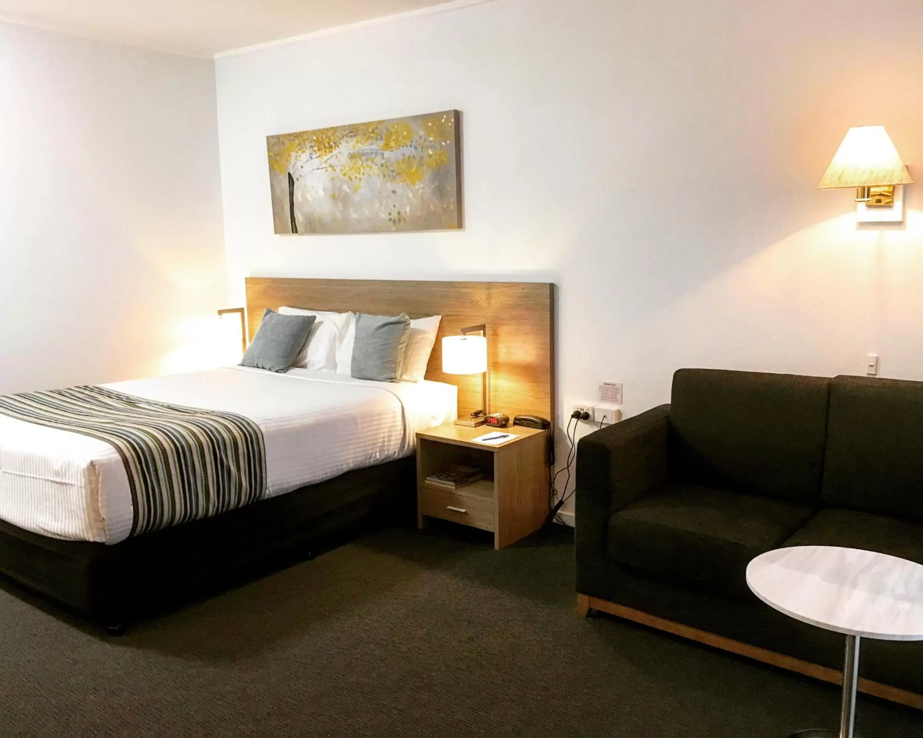 Executive Queen Room in Mid City Motor Inn Singleton Executive Queen Room in Mid City Motor Inn Singleton