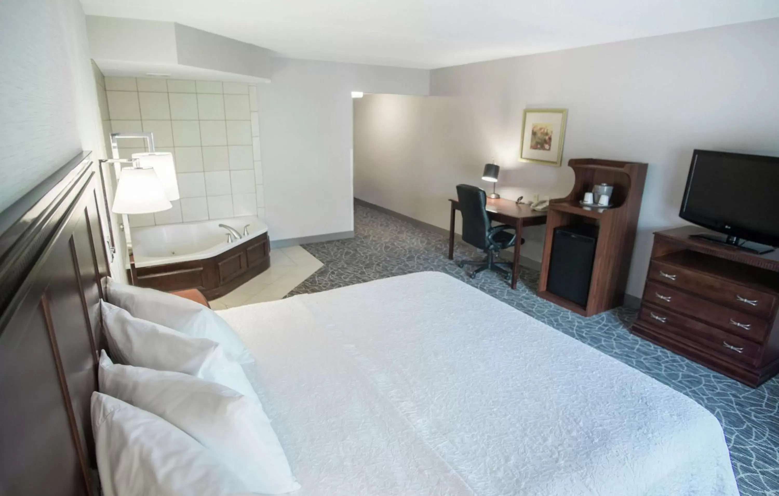 King Room with Whirlpool - Non-Smoking in Hampton Inn & Suites Berkshires-Lenox King Room with Whirlpool - Non-Smoking in Hampton Inn & Suites Berkshires-Lenox