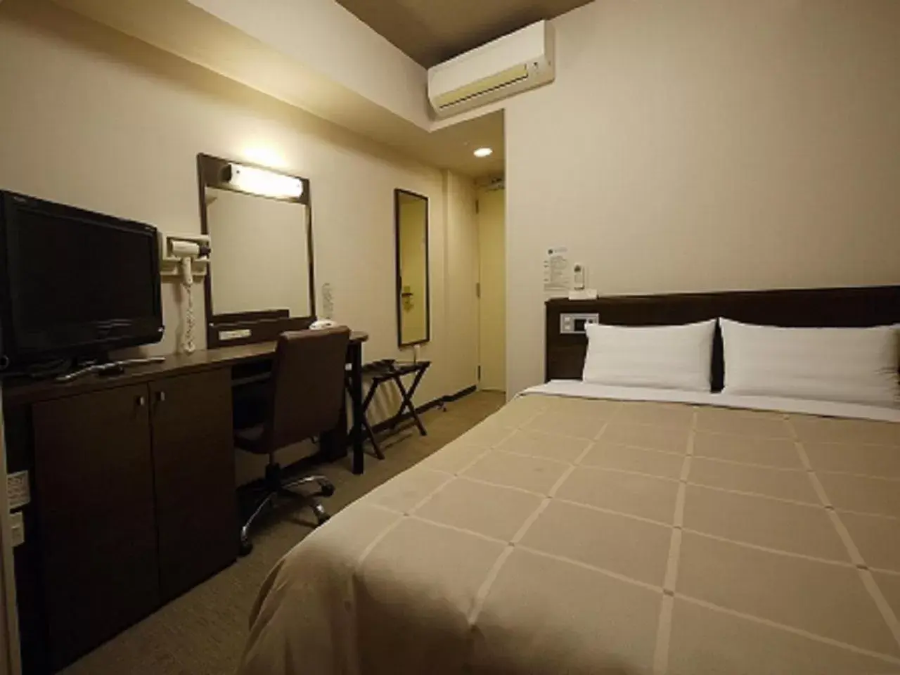 Small Double Room - single occupancy - Smoking in Hotel Route-Inn Iwaki Ekimae Small Double Room - single occupancy - Smoking in Hotel Route-Inn Iwaki Ekimae