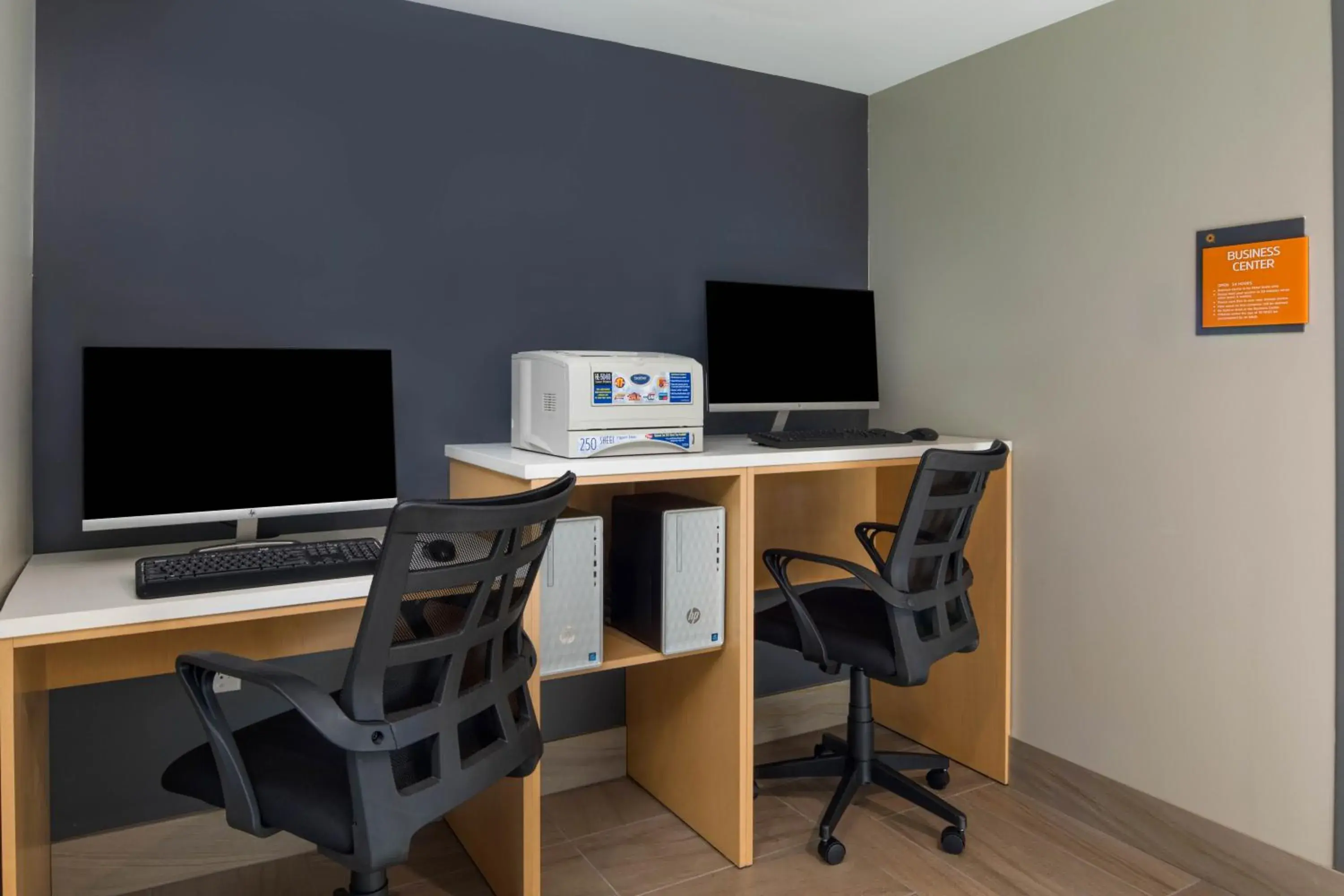 Business facilities, TV/Entertainment Center in La Quinta Inn & Suites by Wyndham Perry Business facilities, TV/Entertainment Center in La Quinta Inn & Suites by Wyndham Perry