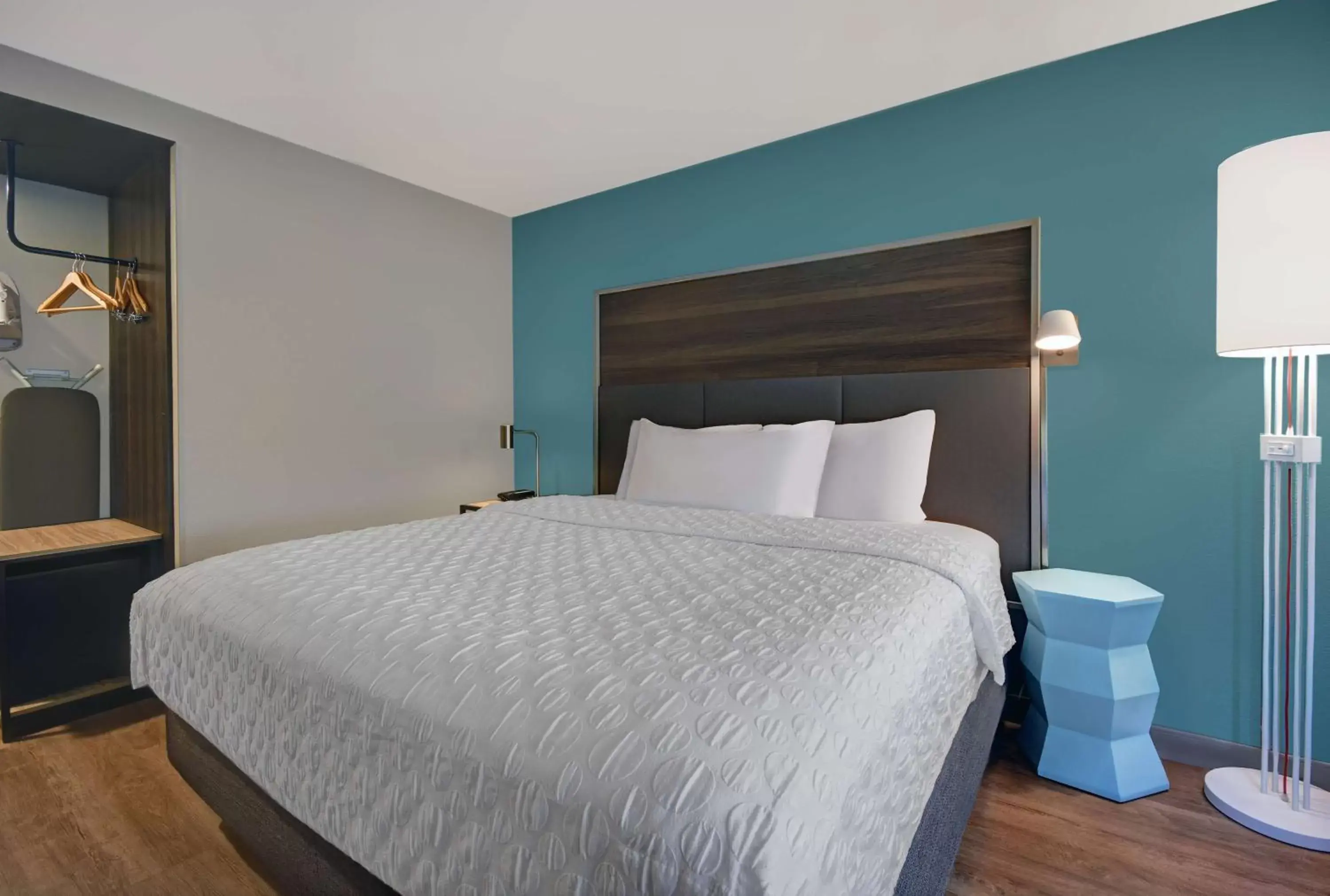 King Room with Bath Tub - Mobility Access in Tru By Hilton Gaylord, Mi King Room with Bath Tub - Mobility Access in Tru By Hilton Gaylord, Mi