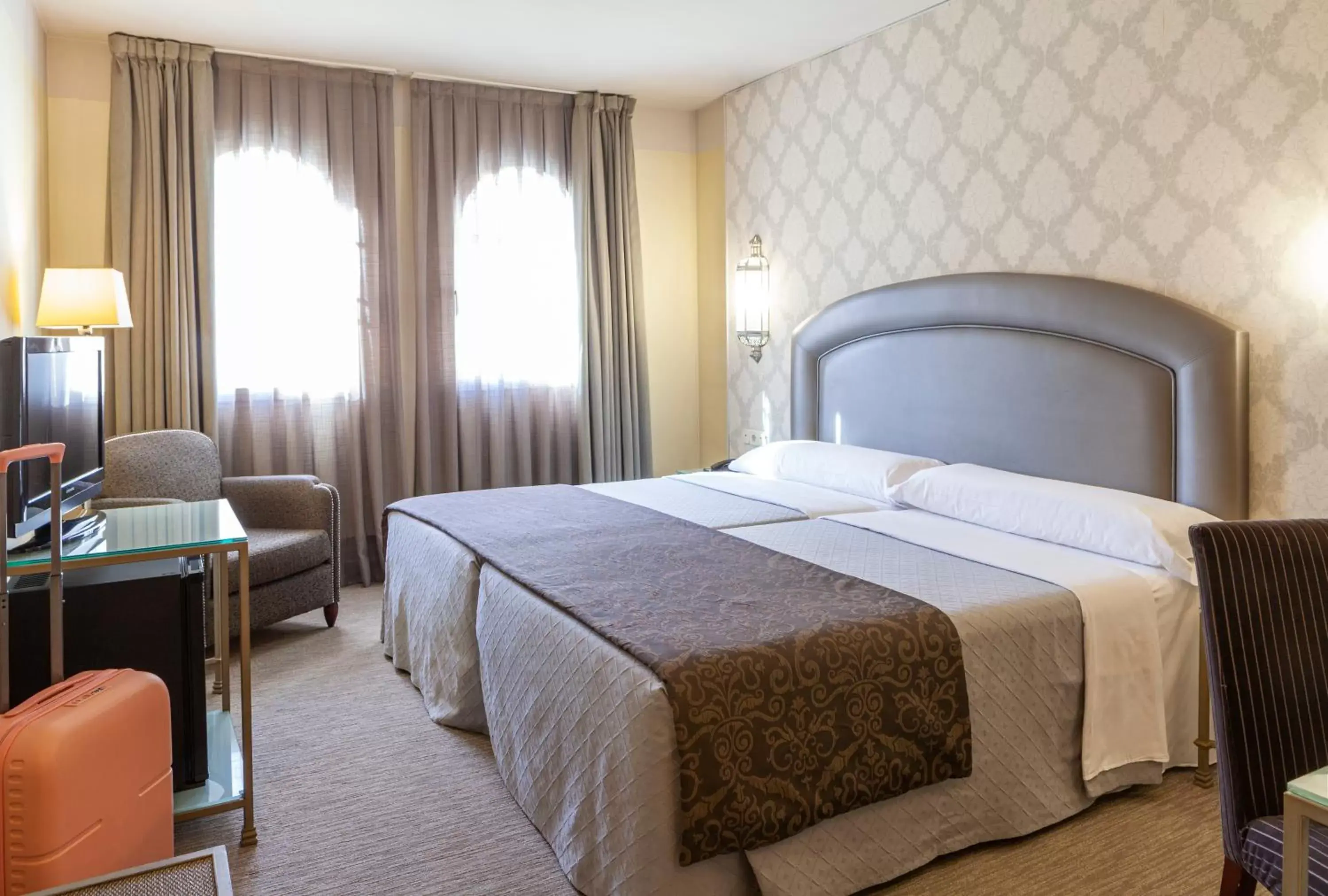 Double Room with Extra Bed (3 Adults) in Hotel Macià Alfaros Double Room with Extra Bed (3 Adults) in Hotel Macià Alfaros