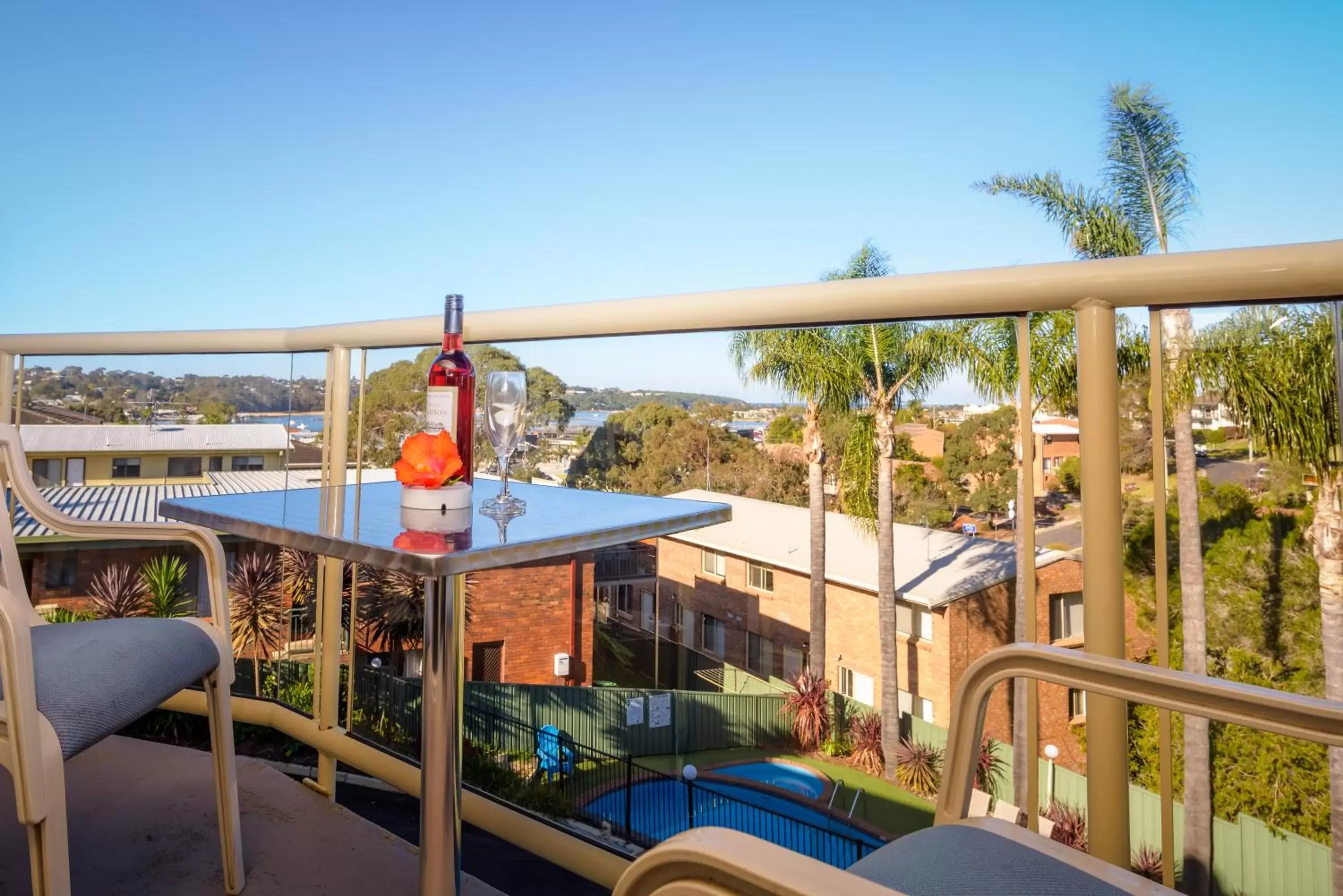Private Balcony Suite (Upstairs) in Sapphire Waters Motor Inn Private Balcony Suite (Upstairs) in Sapphire Waters Motor Inn