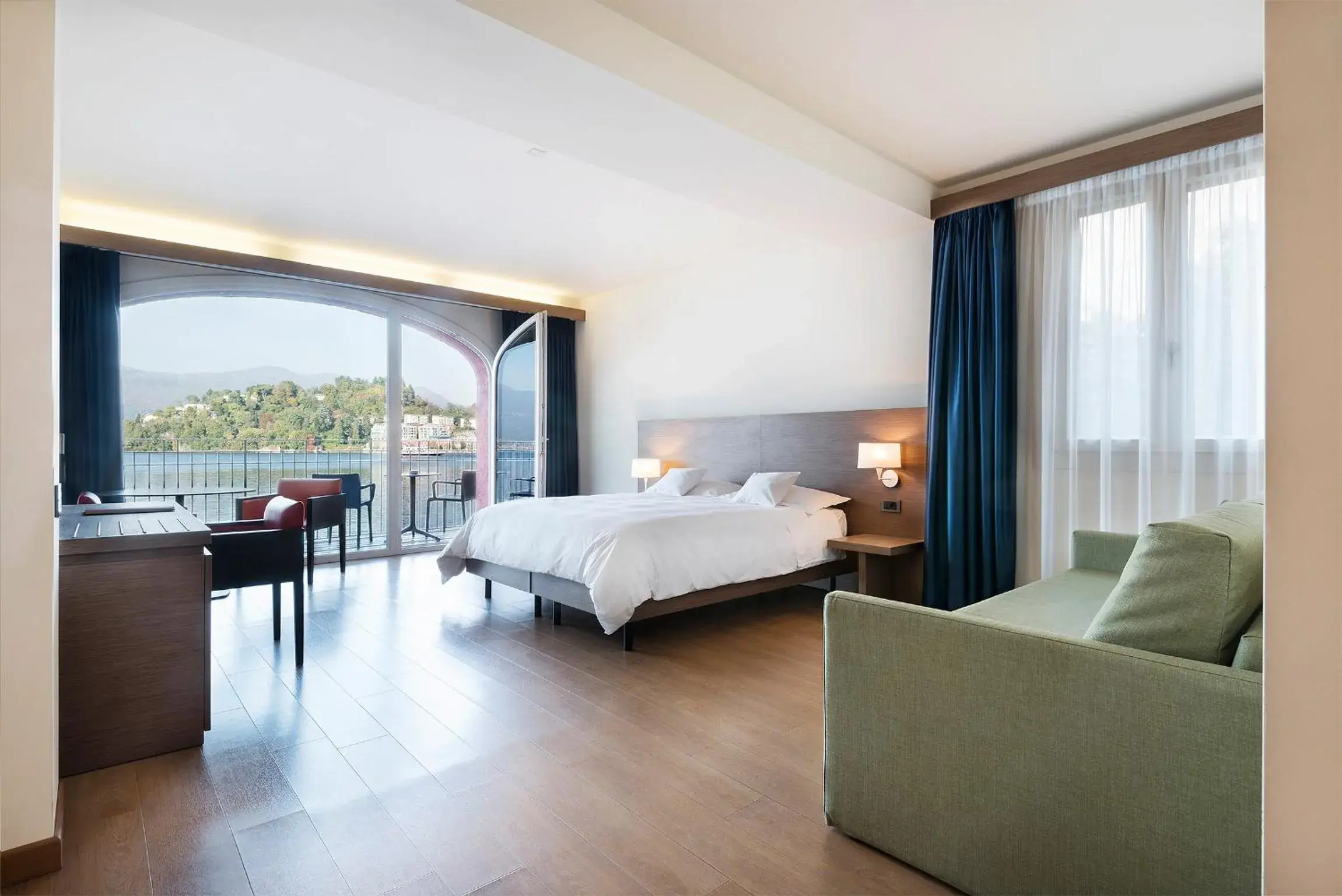 Deluxe Junior Suite with Terrace and Lake View in Il Porticciolo Deluxe Junior Suite with Terrace and Lake View in Il Porticciolo