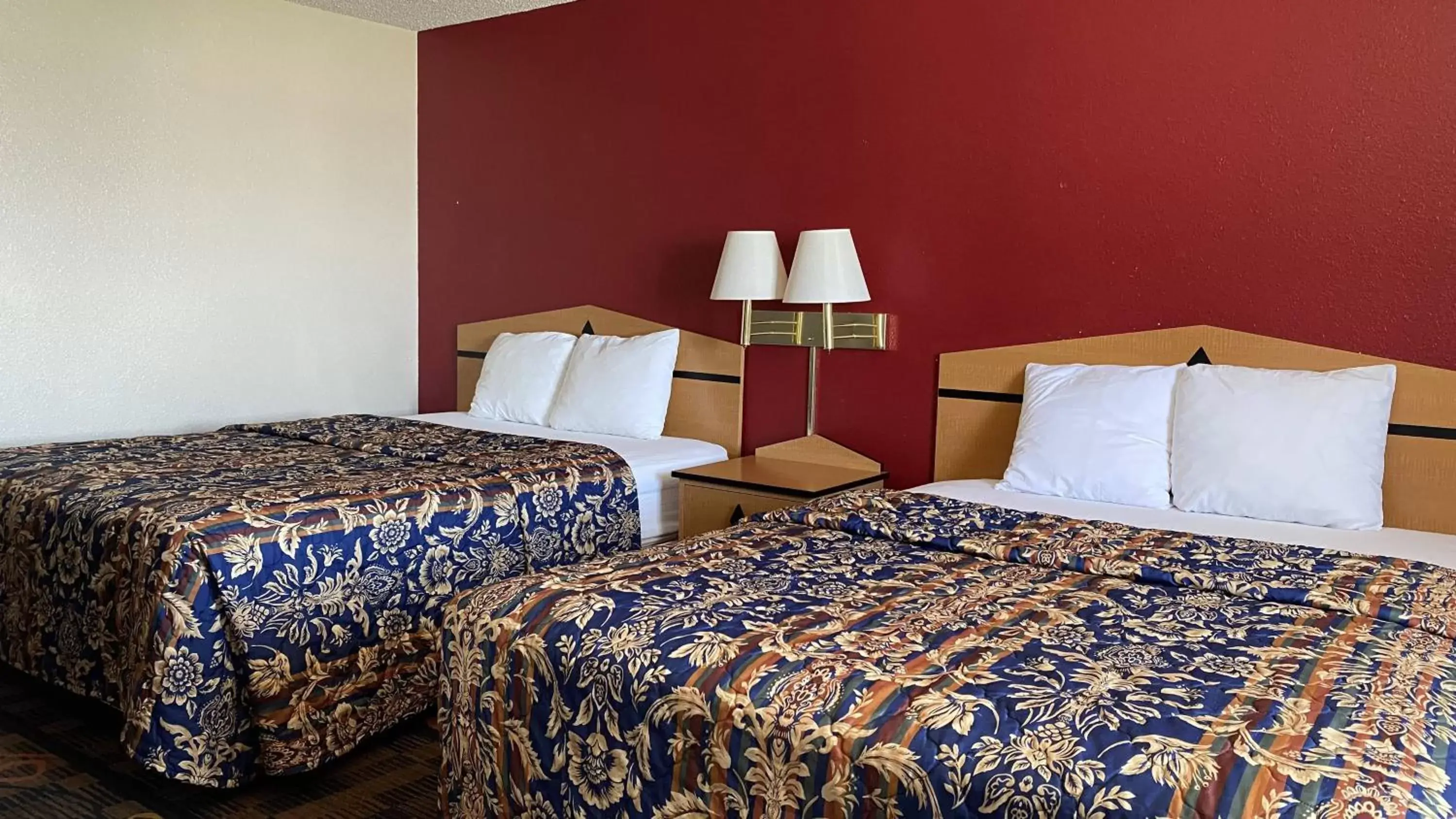 Standard Queen Room in Newton Inn Standard Queen Room in Newton Inn