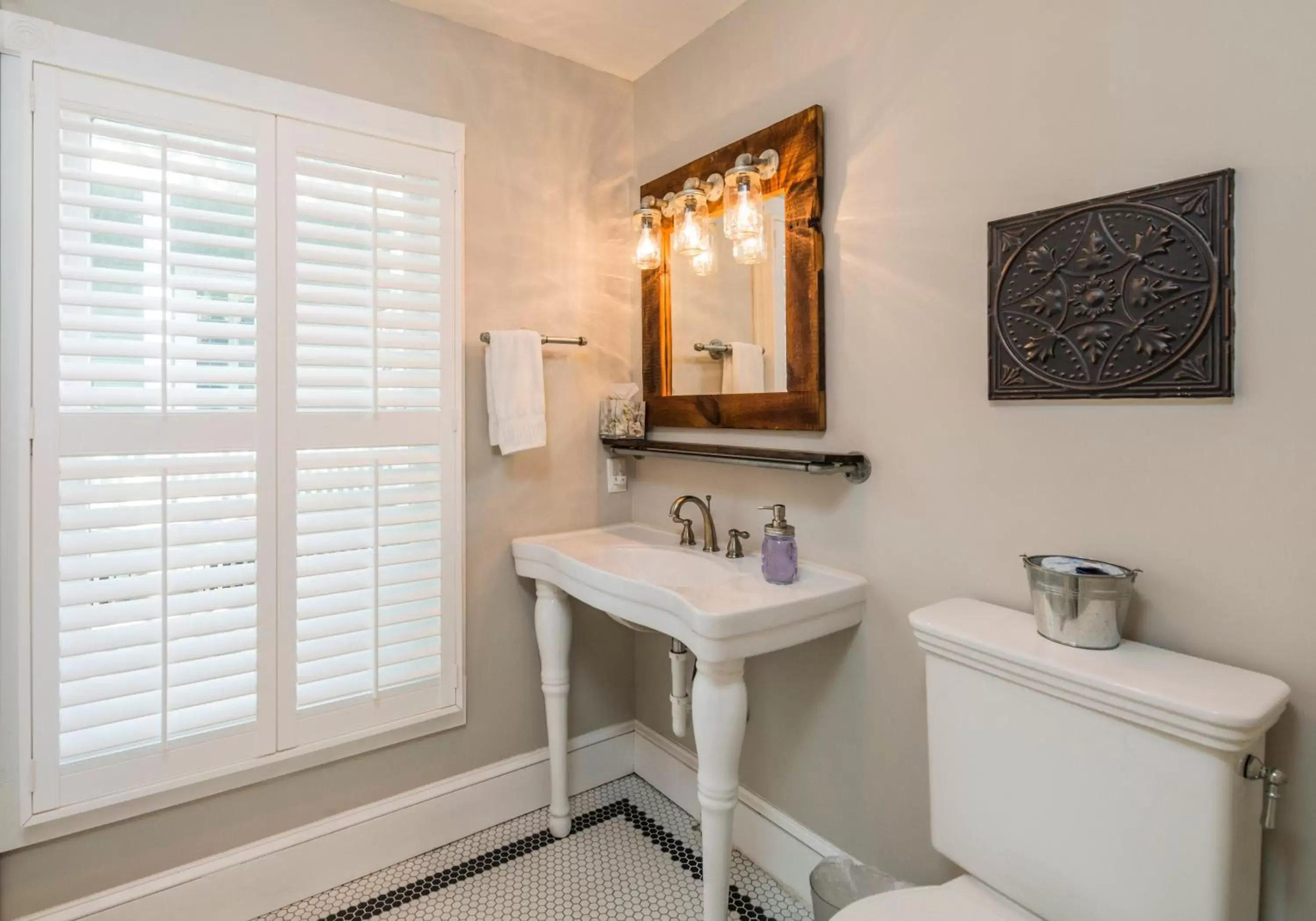 King Suite with Spa Bath - Diamond Suite in Private Cottage - 2 Guests Only in Carriage Way Inn Bed & Breakfast Adults Only - 21 years old and up King Suite with Spa Bath - Diamond Suite in Private Cottage - 2 Guests Only in Carriage Way Inn Bed & Breakfast Adults Only - 21 years old and up