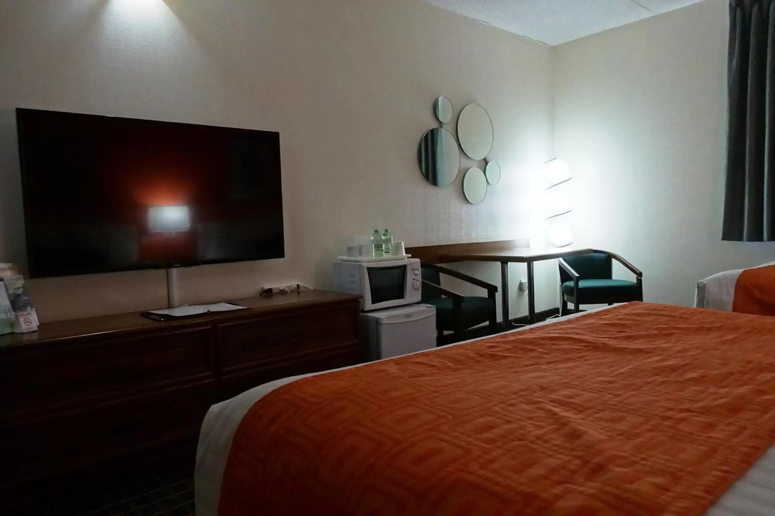 Queen Room - Non-Smoking in Howard Johnson by Wyndham Tillsonburg Queen Room - Non-Smoking in Howard Johnson by Wyndham Tillsonburg