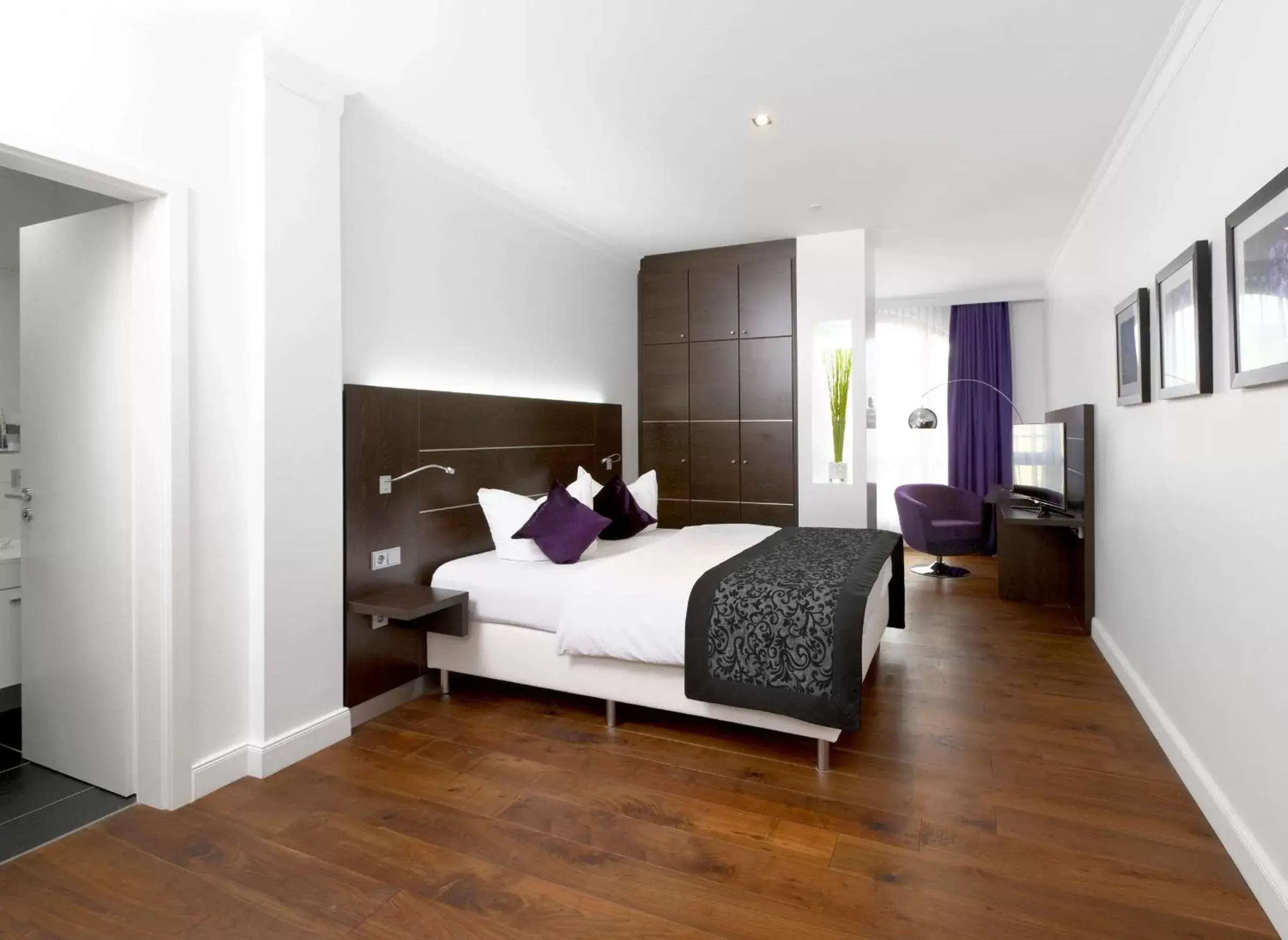 Junior Suite - single occupancy in Central Hotel Junior Suite - single occupancy in Central Hotel