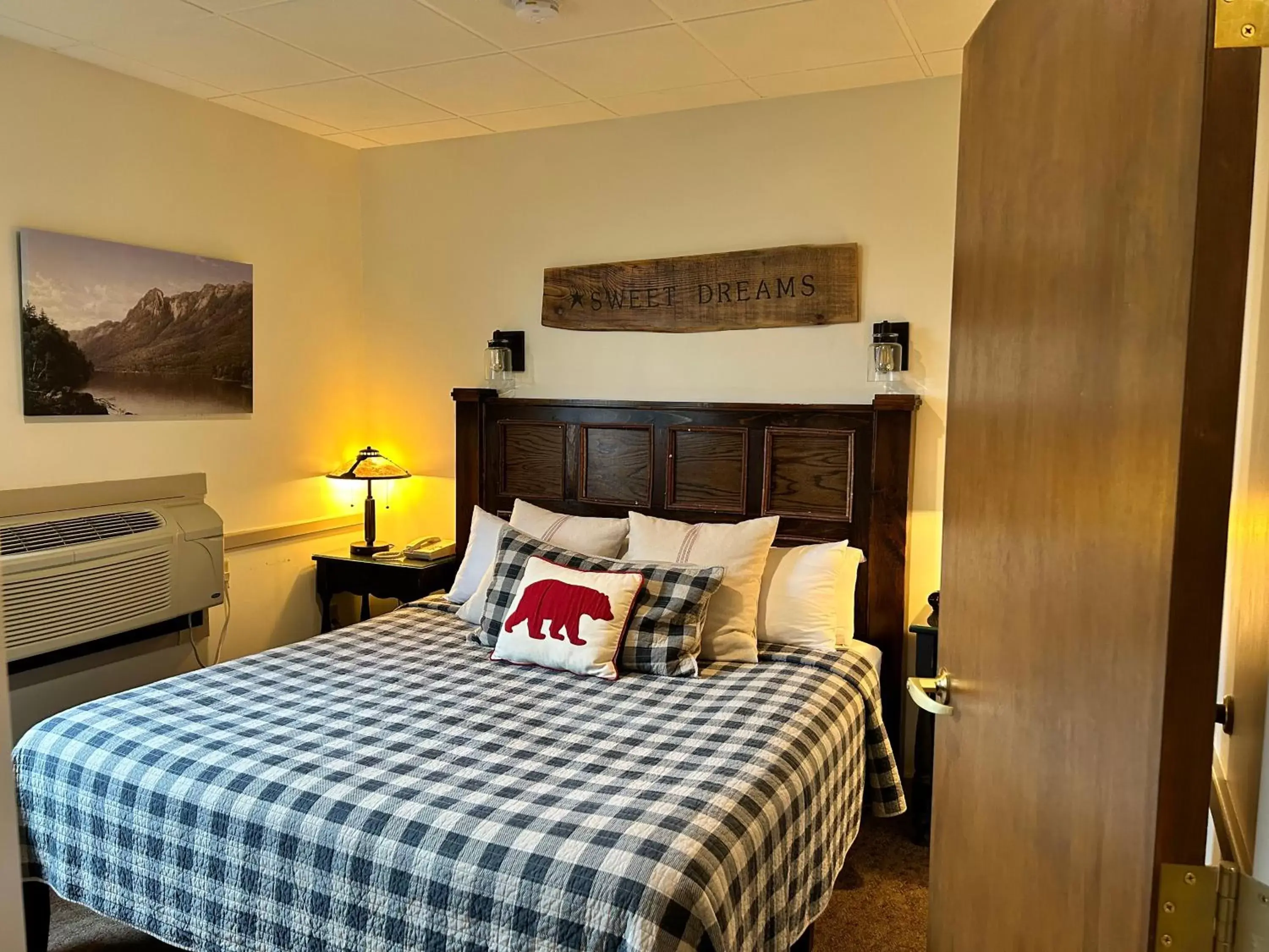 Two-Bedroom Suite in The Common Man Inn, Spa & Lodge Two-Bedroom Suite in The Common Man Inn, Spa & Lodge