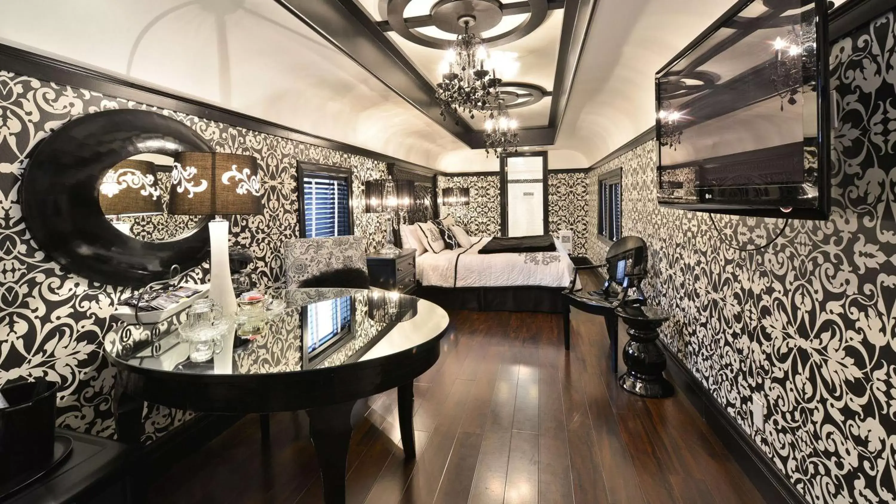 King Suite with Spa Tub and Separate Shower in Prestige Rocky Mountain Resort Cranbrook, WorldHotels Crafted King Suite with Spa Tub and Separate Shower in Prestige Rocky Mountain Resort Cranbrook, WorldHotels Crafted