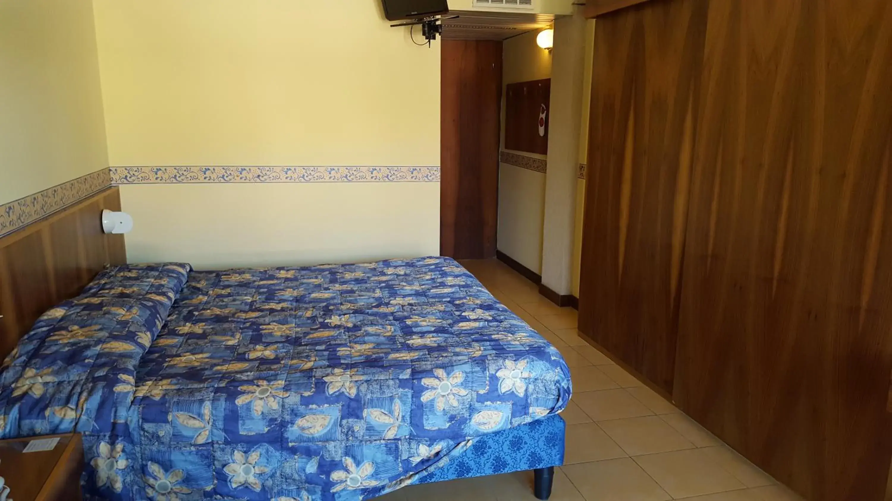 Basic Double or Twin Room in Hotel Royal Basic Double or Twin Room in Hotel Royal