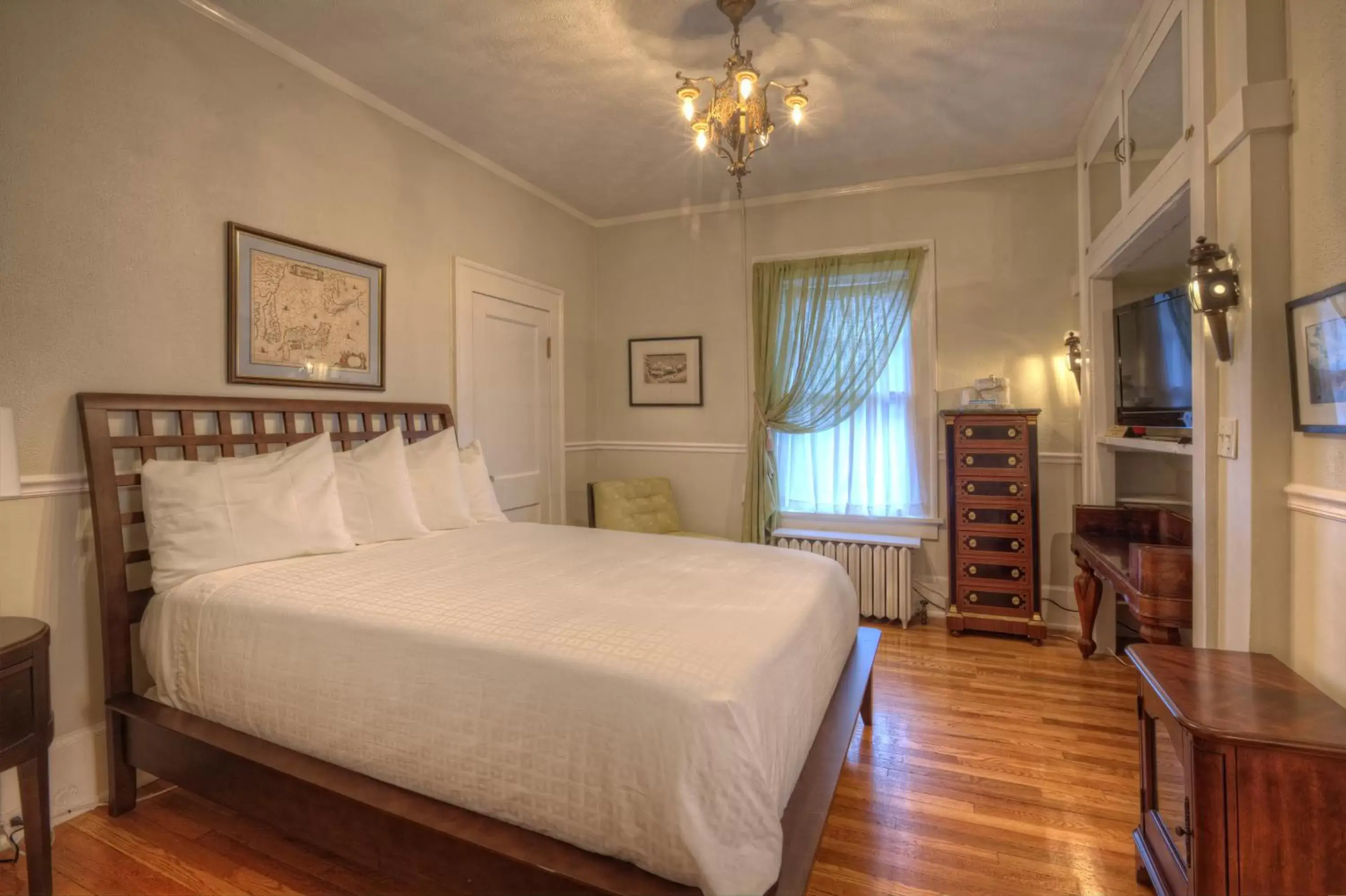 Deluxe Double Room with Balcony - Pet Friendly in Bluefield Inn, a Select Registry Propery Deluxe Double Room with Balcony - Pet Friendly in Bluefield Inn, a Select Registry Propery