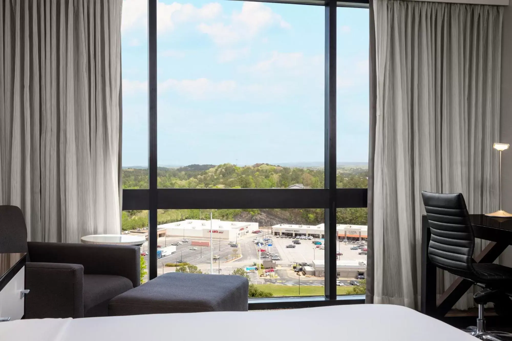 King Room with Accessible Tub - Disability Access in Hyatt Regency Birmingham - The Wynfrey Hotel King Room with Accessible Tub - Disability Access in Hyatt Regency Birmingham - The Wynfrey Hotel