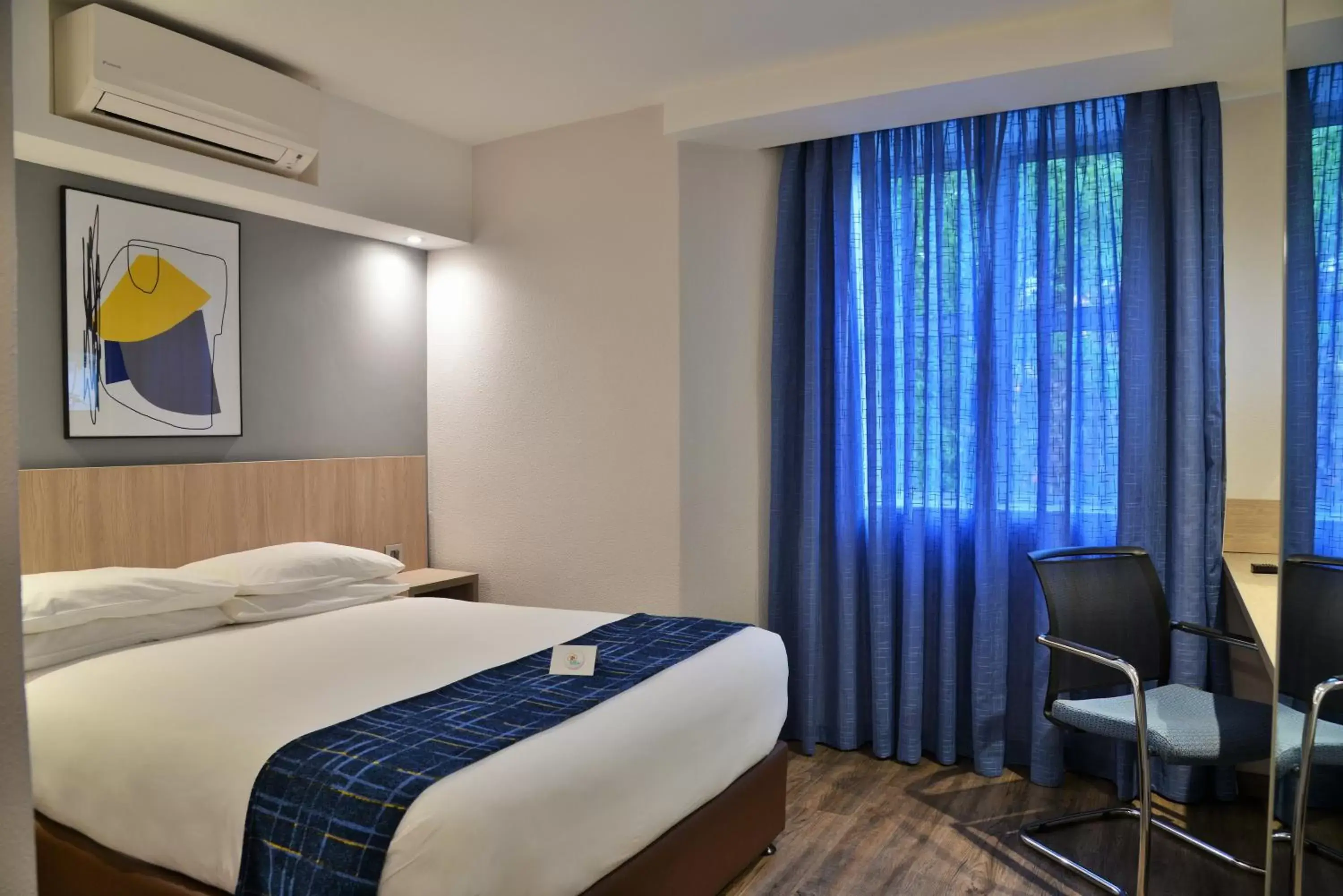 Double Room - Disability Access in Town Lodge Menlo Park Double Room - Disability Access in Town Lodge Menlo Park