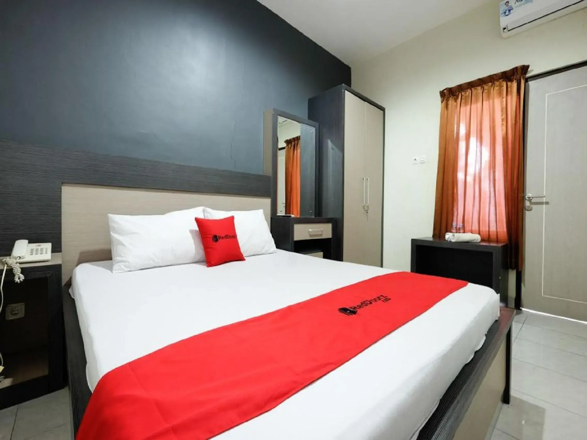 Double Room in RedDoorz near Moro Mall Purwokerto Double Room in RedDoorz near Moro Mall Purwokerto