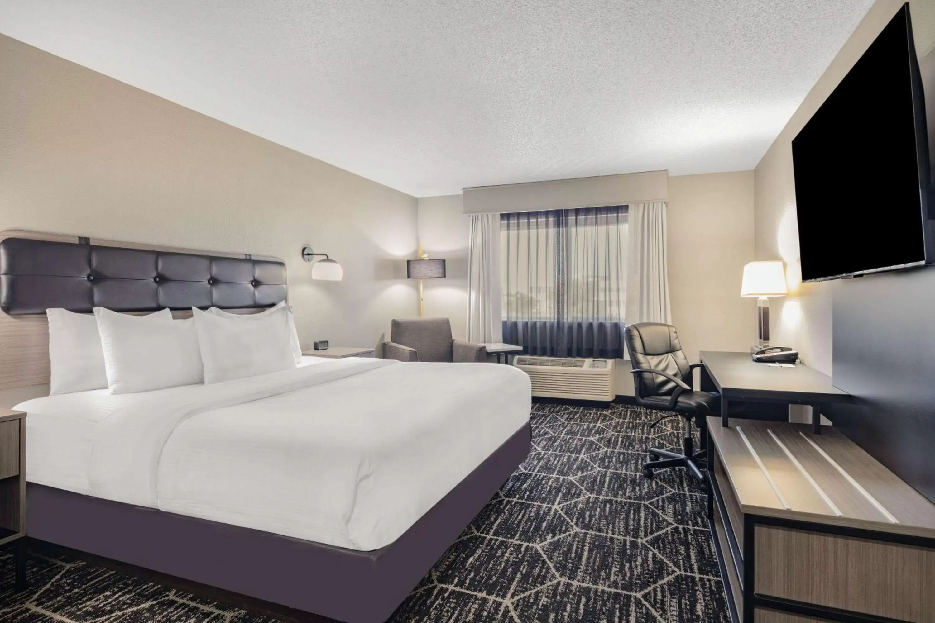 Deluxe King Room in La Quinta by Wyndham Evansville Deluxe King Room in La Quinta by Wyndham Evansville