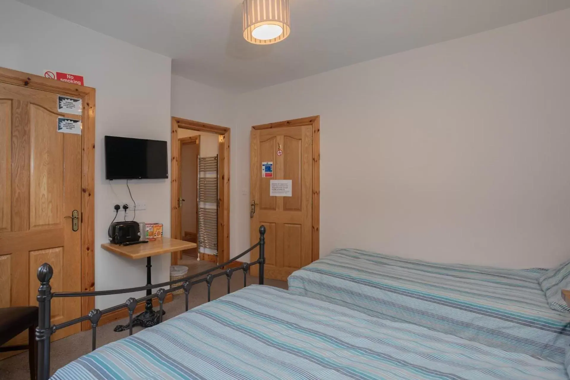 Triple Room with Garden View in Dunhill Cottage B&B Triple Room with Garden View in Dunhill Cottage B&B