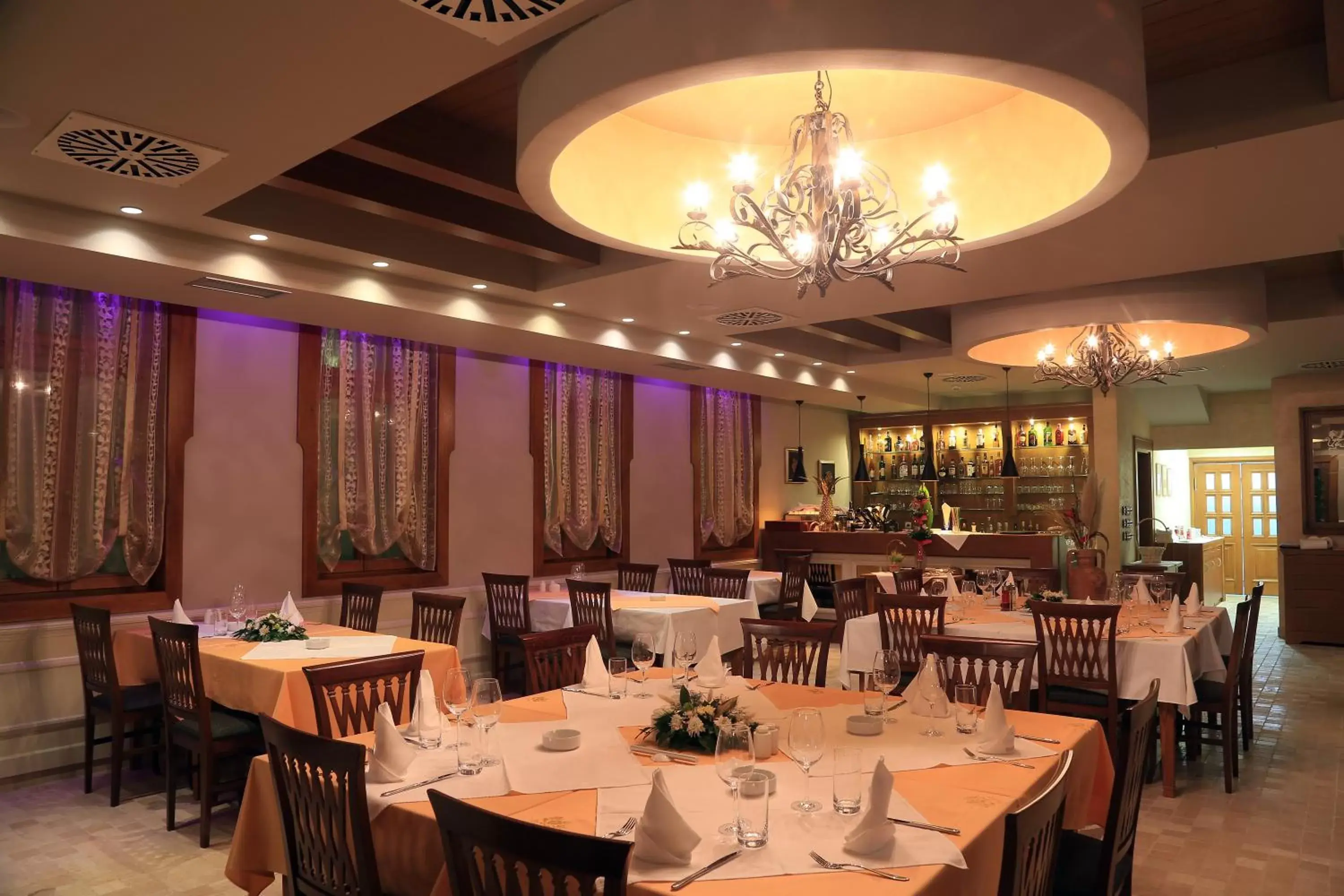 Restaurant/Places to Eat in Hotel Village Restaurant/Places to Eat in Hotel Village