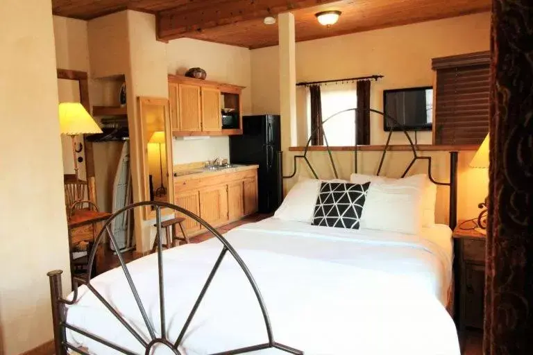 Superior Queen Suite with Kitchenette in The Maverick Inn Superior Queen Suite with Kitchenette in The Maverick Inn