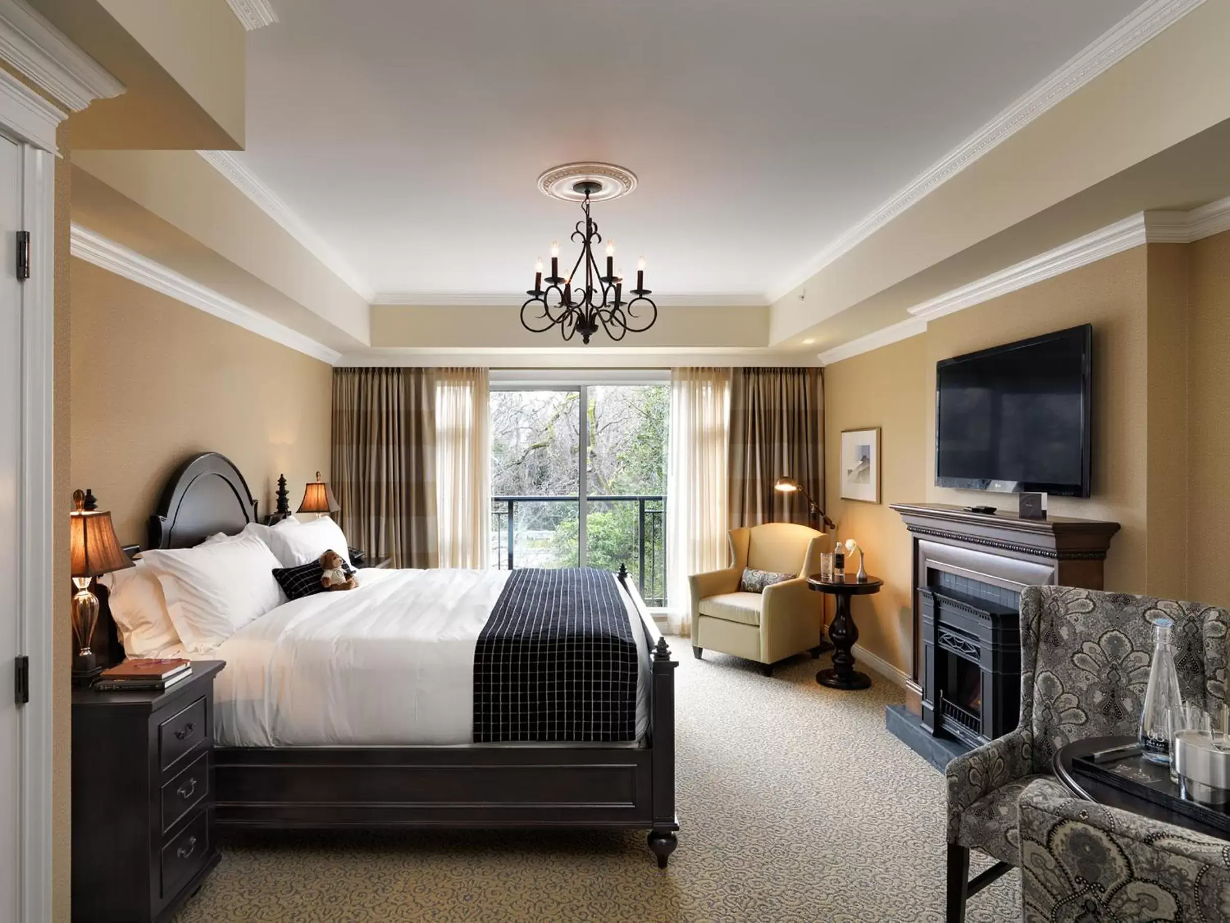 One Bedroom Suite, Residential View, King in Oak Bay Beach Hotel One Bedroom Suite, Residential View, King in Oak Bay Beach Hotel