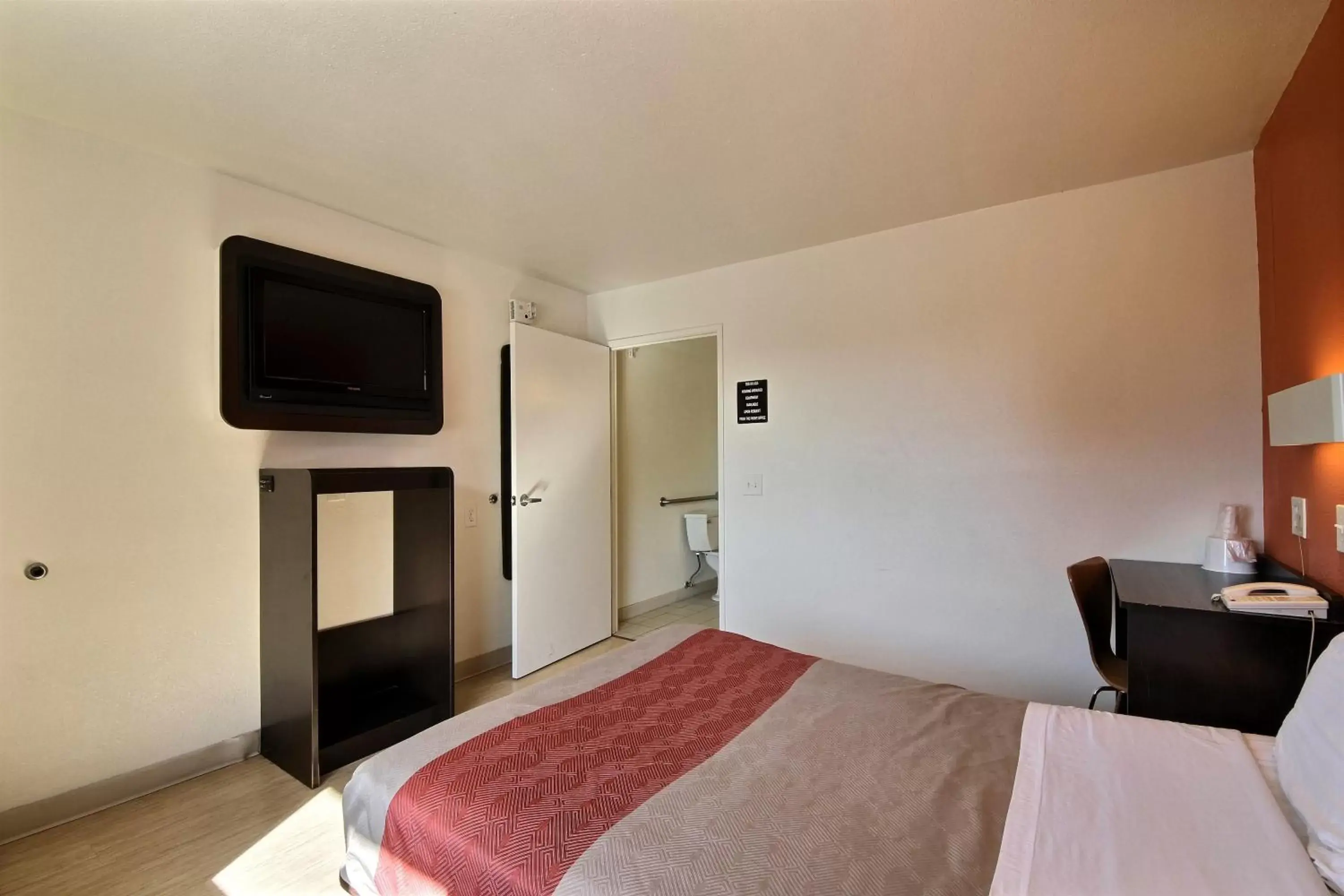 Deluxe Queen Room - single occupancy - Non-Smoking in Motel 6-Laredo, TX - South Deluxe Queen Room - single occupancy - Non-Smoking in Motel 6-Laredo, TX - South