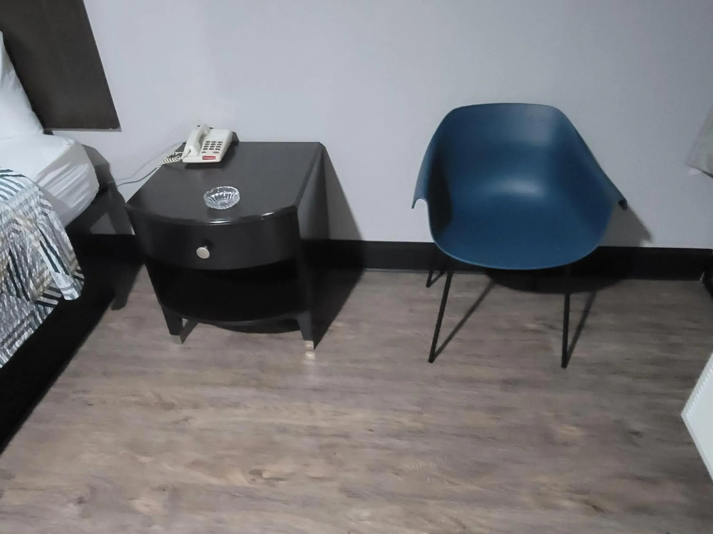 King Room - Disability Access - Smoking in Studio 6 Suites Hinesville, GA King Room - Disability Access - Smoking in Studio 6 Suites Hinesville, GA