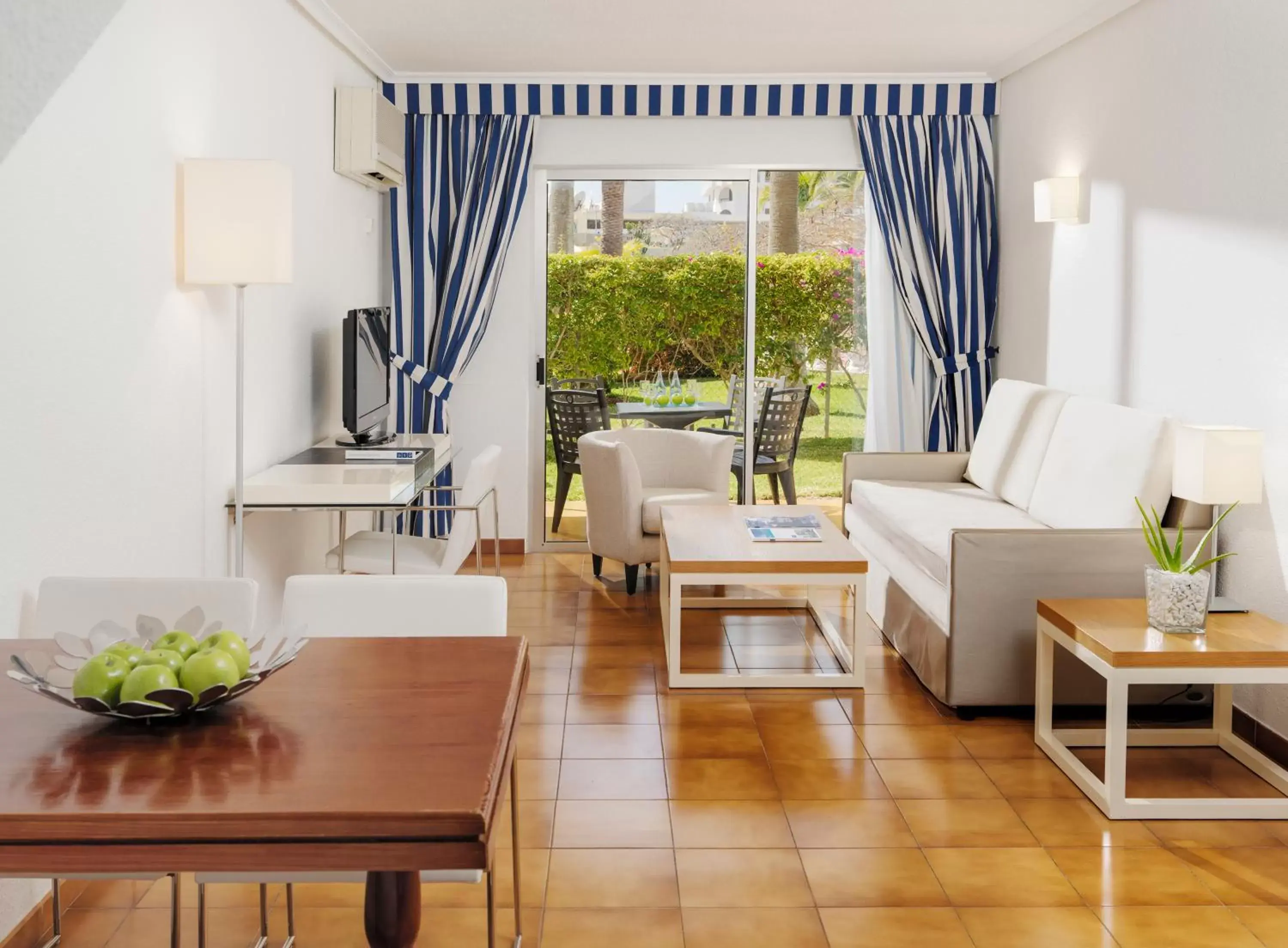 Two-Bedroom Family Room in H10 Las Palmeras Two-Bedroom Family Room in H10 Las Palmeras