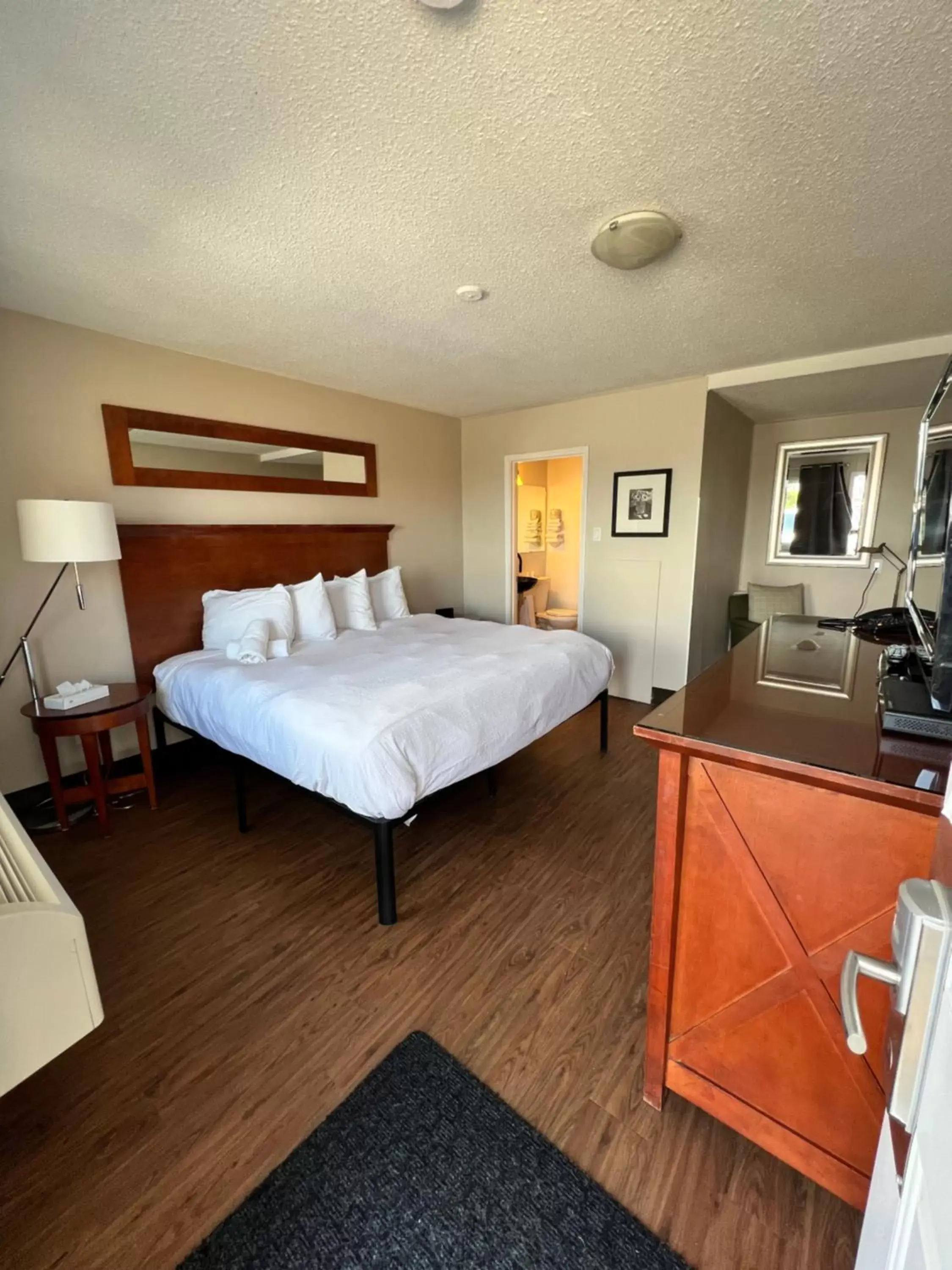 King Room - Non-Smoking in Thriftlodge Saskatoon King Room - Non-Smoking in Thriftlodge Saskatoon