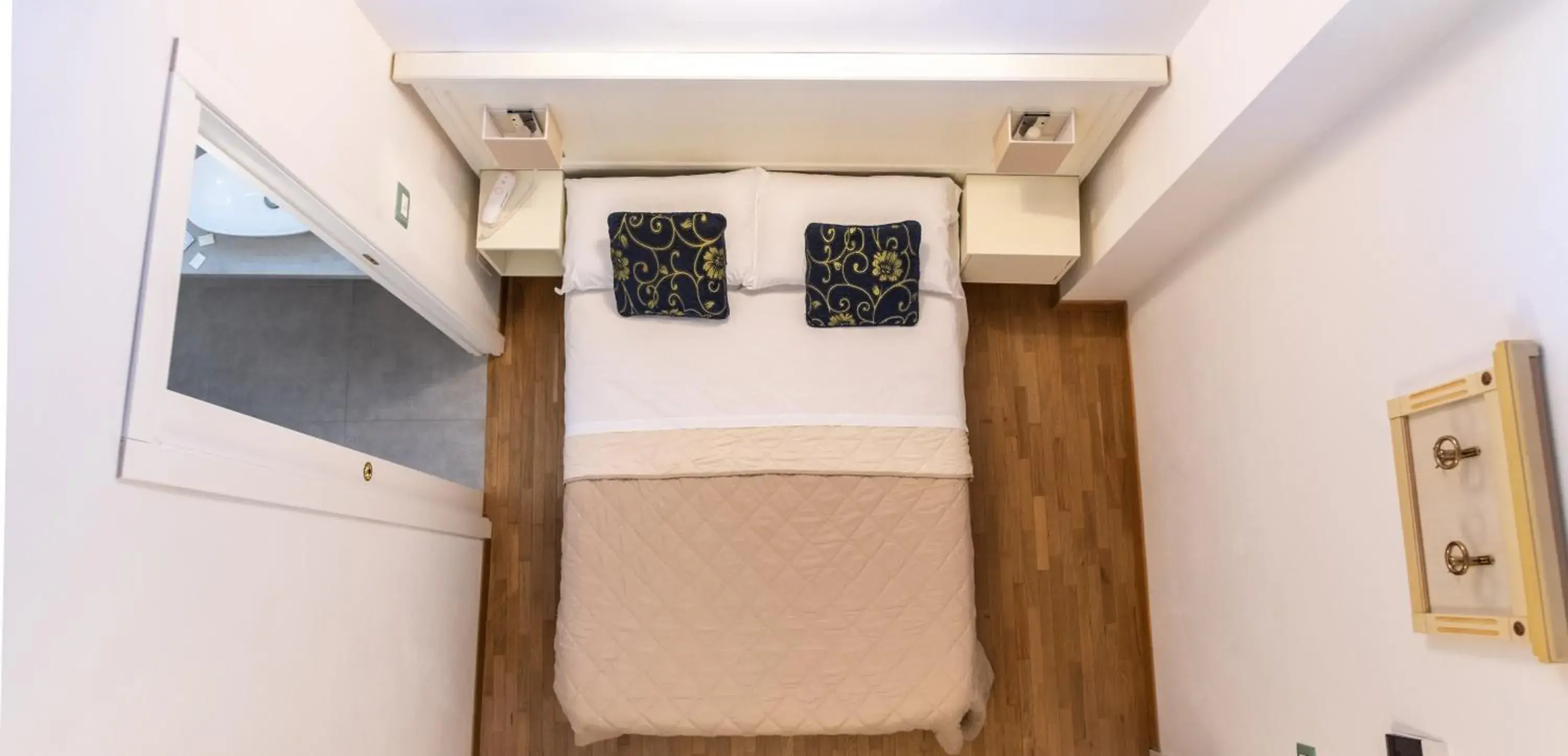 Queen Room (1 Adult) in Hotel Corso Queen Room (1 Adult) in Hotel Corso