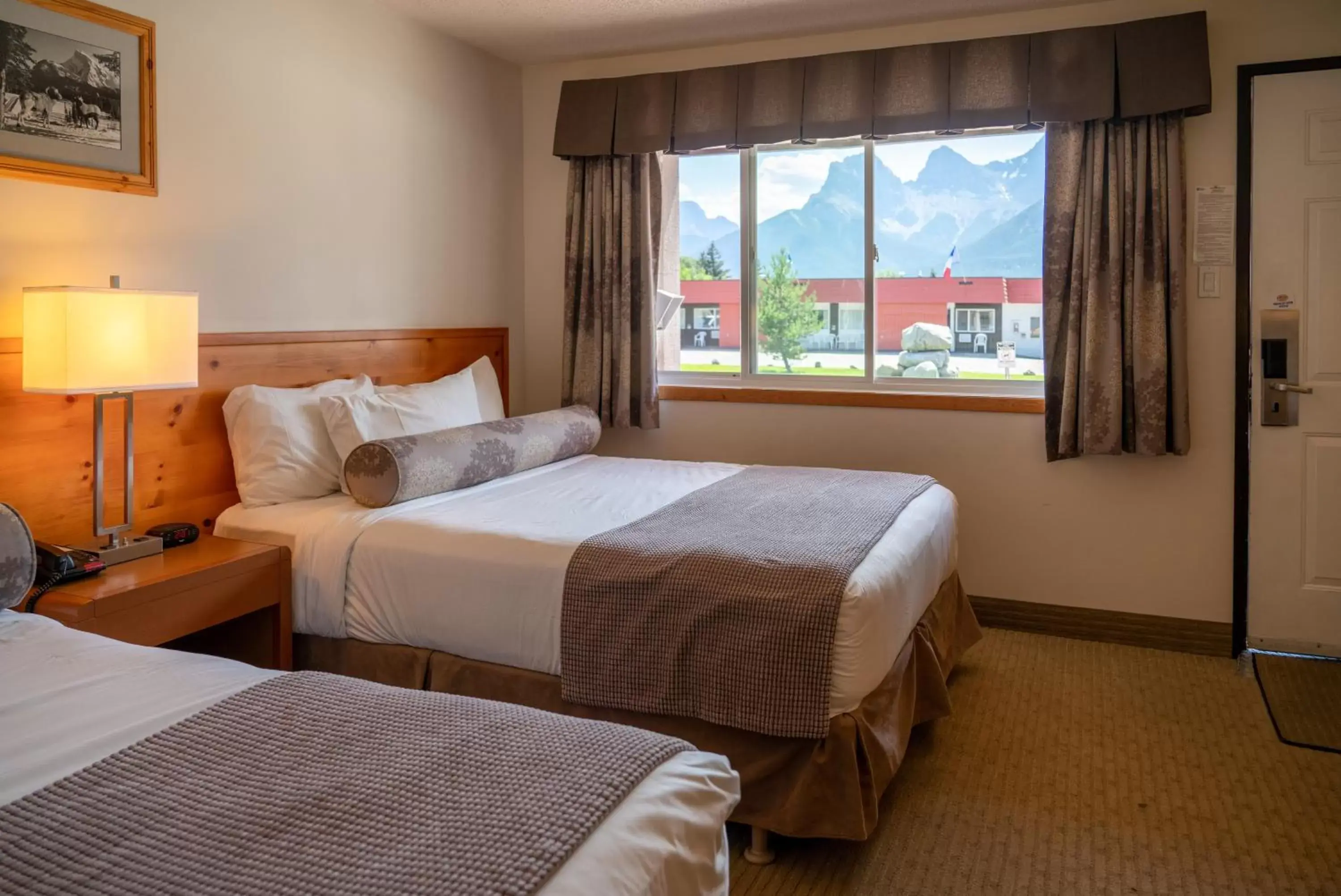 Standard Queen Room with Two Queen Beds in Rocky Mountain Ski Lodge Standard Queen Room with Two Queen Beds in Rocky Mountain Ski Lodge