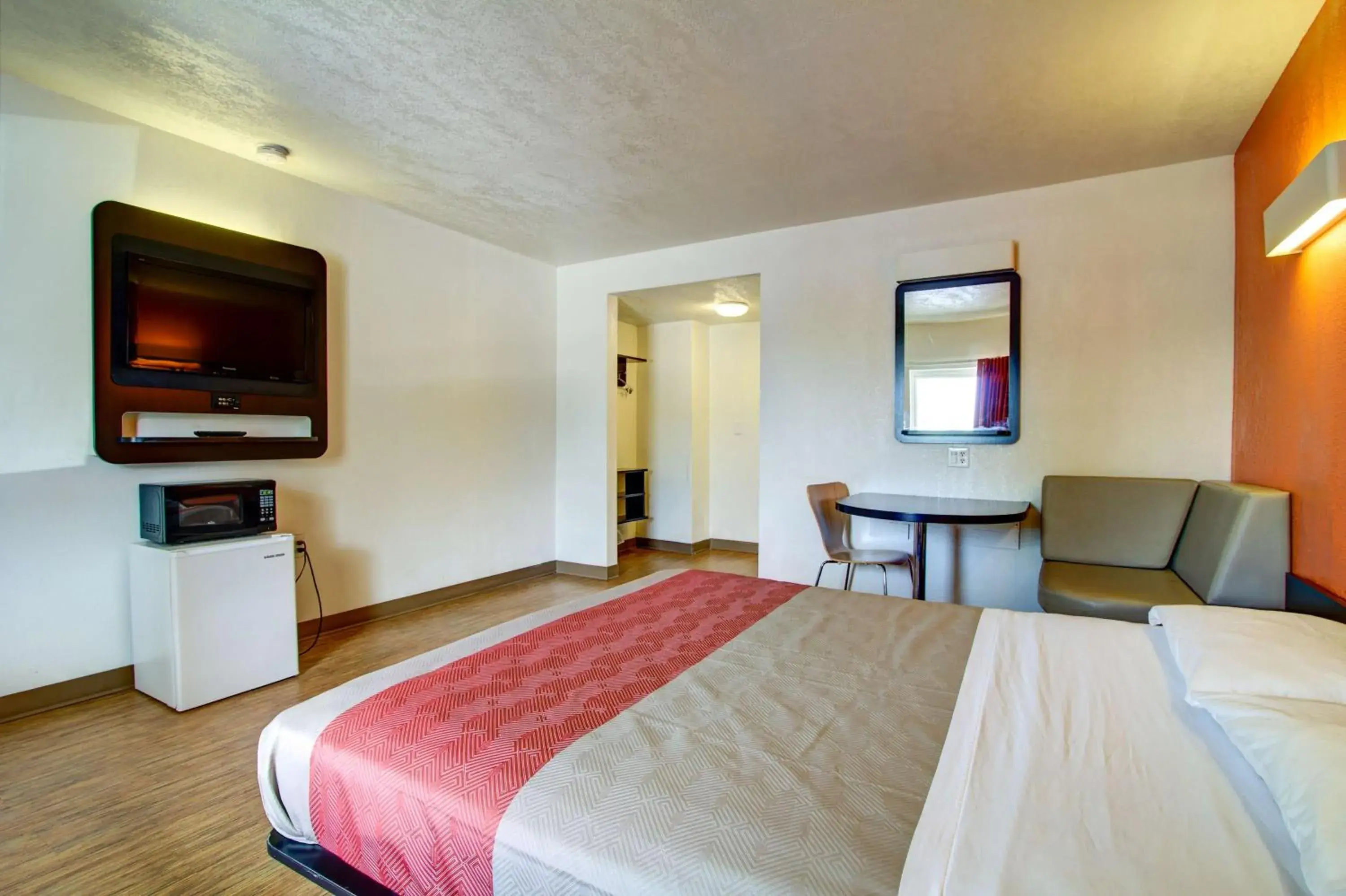 King Room - single occupancy - Disability Access - Non-Smoking in Motel 6-Richfield, OH King Room - single occupancy - Disability Access - Non-Smoking in Motel 6-Richfield, OH
