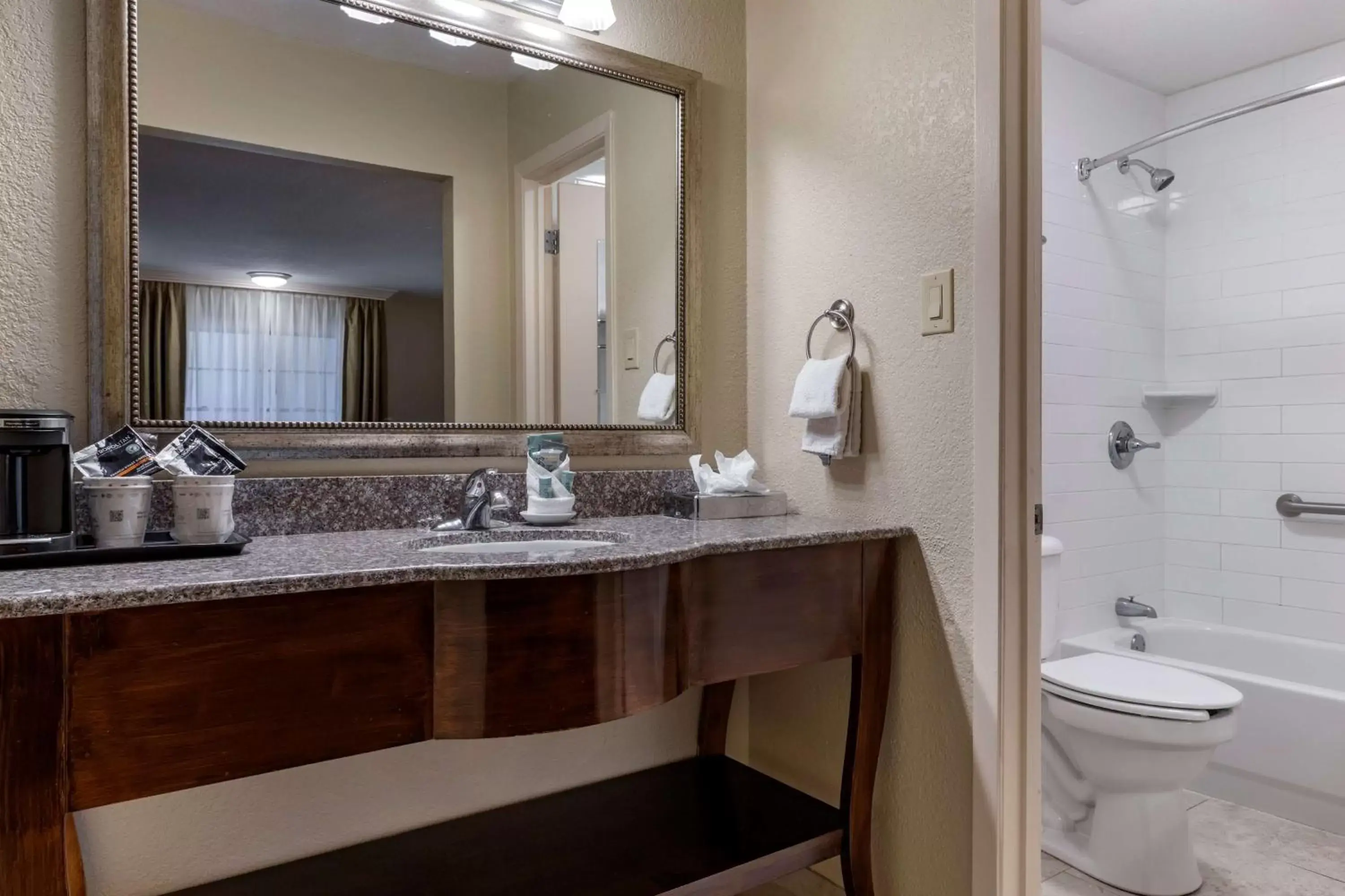 King Room - Non-Smoking in Best Western Swiss Clock Inn King Room - Non-Smoking in Best Western Swiss Clock Inn