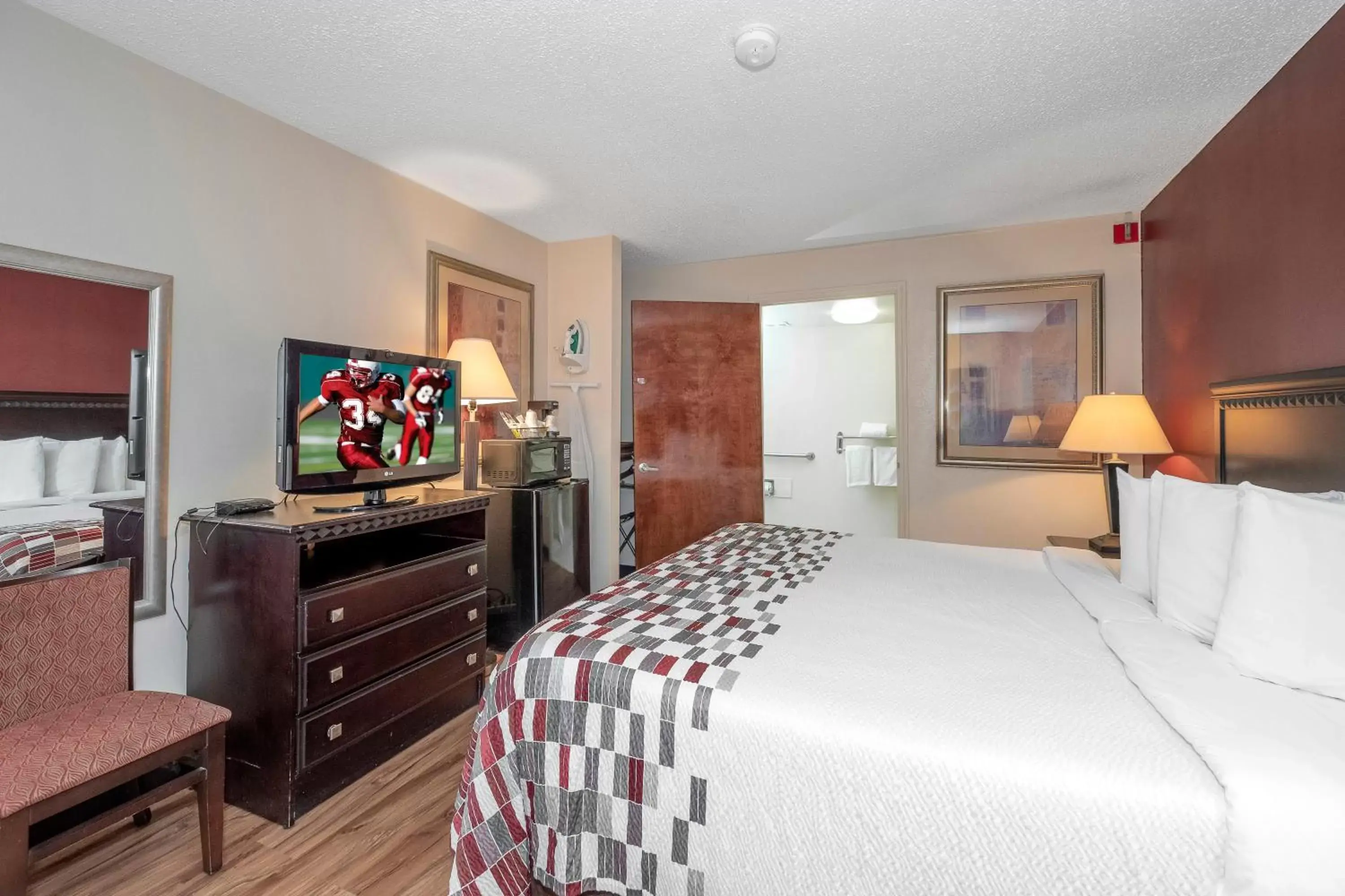 Deluxe King Room Disability Access Roll-In Shower Non-Smoking in Red Roof Inn & Suites Oxford Deluxe King Room Disability Access Roll-In Shower Non-Smoking in Red Roof Inn & Suites Oxford