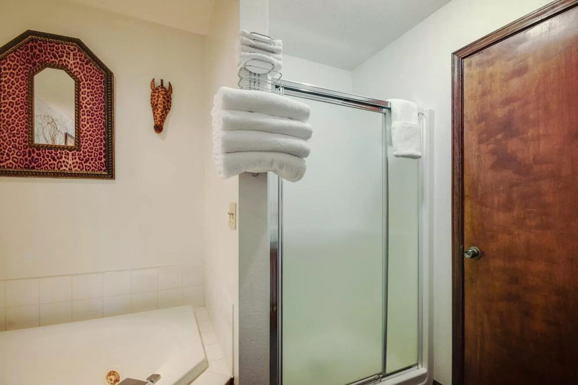 Deluxe King Suite in Simmer Motel Deluxe King Suite in Simmer Motel