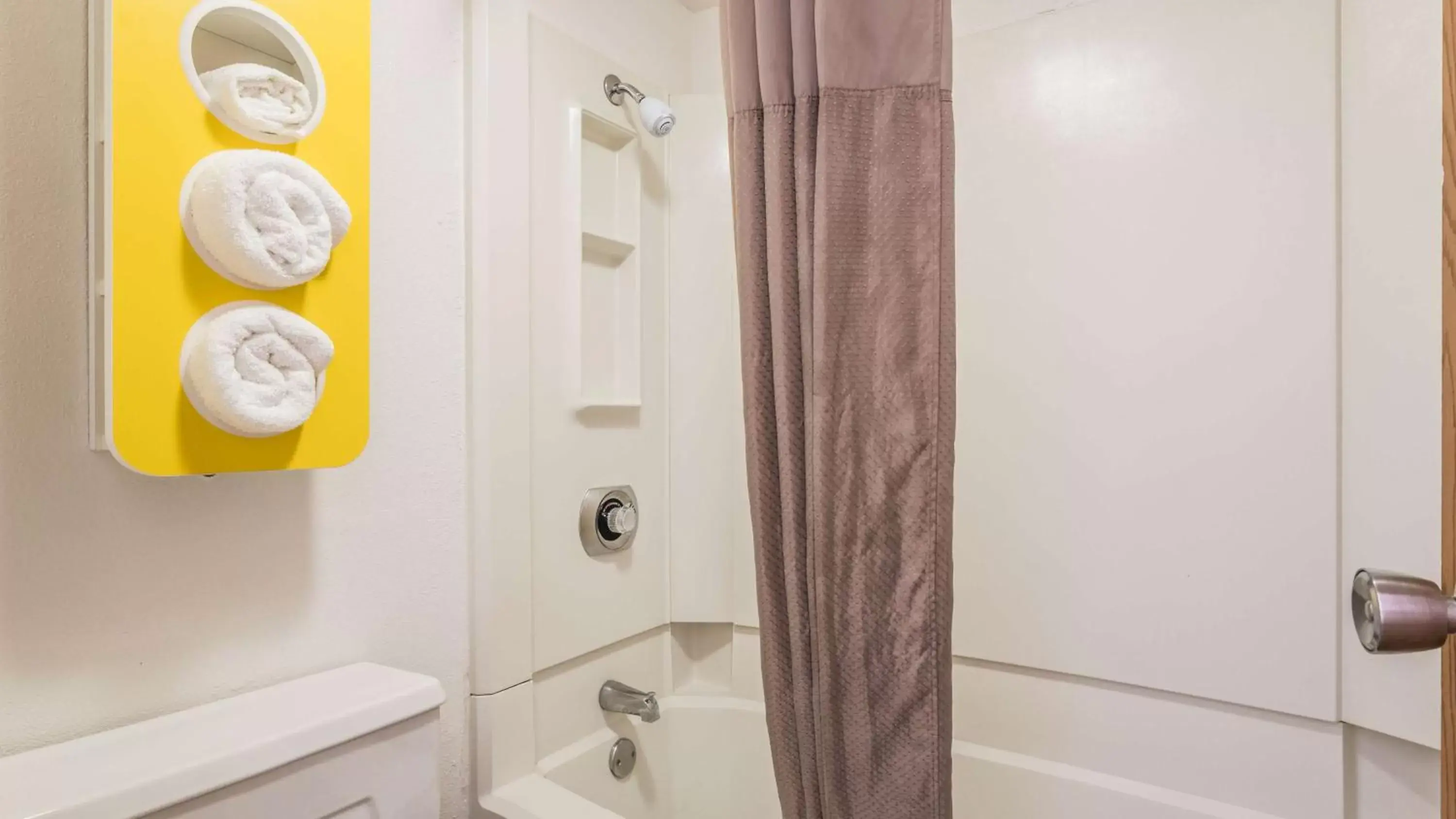 Deluxe Queen Room in Motel 6-Elk Grove Village, IL Deluxe Queen Room in Motel 6-Elk Grove Village, IL