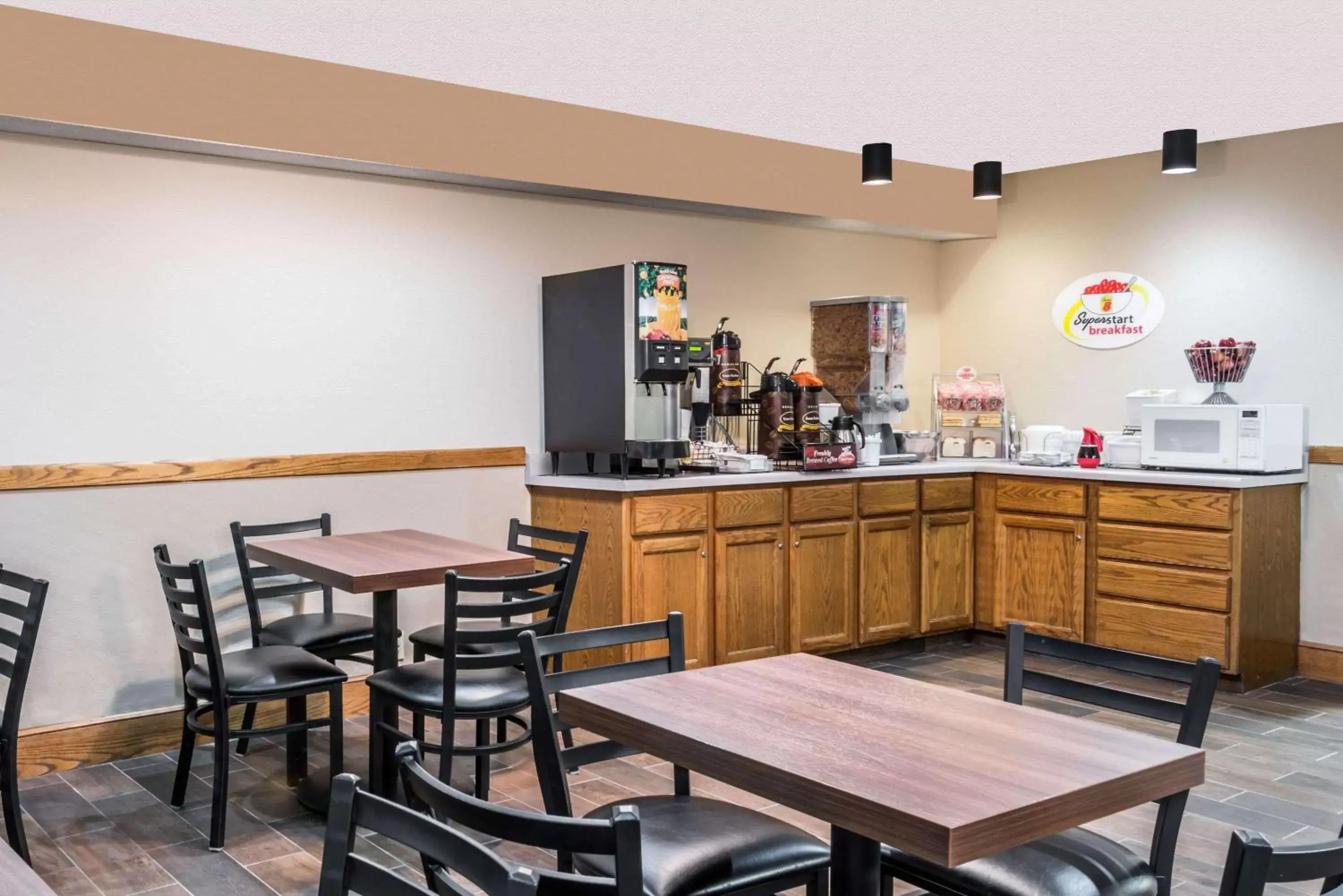 Super 8 by Wyndham Gardner Super 8 by Wyndham Gardner