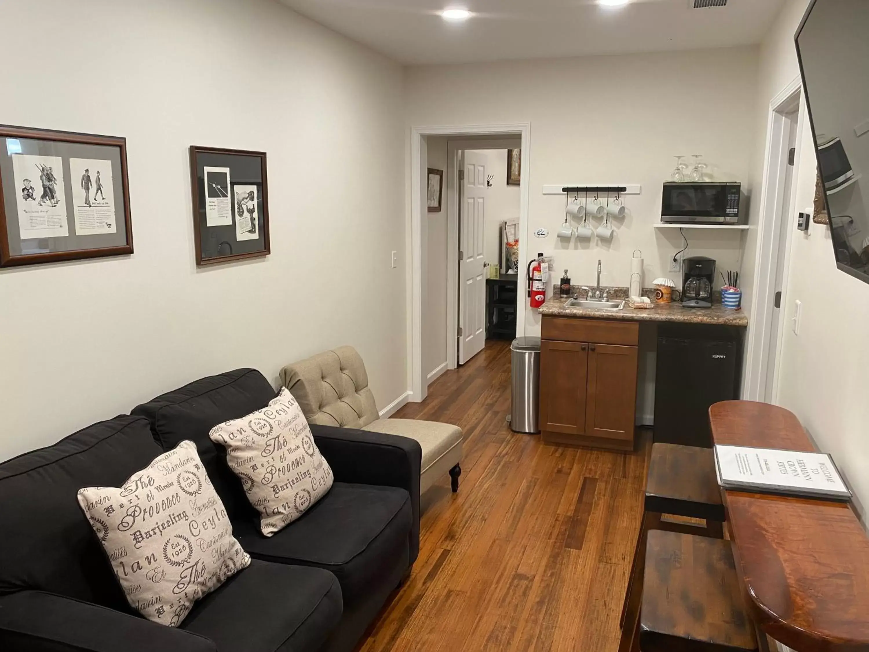 Large Double Room in Hermann Crown Suites Large Double Room in Hermann Crown Suites