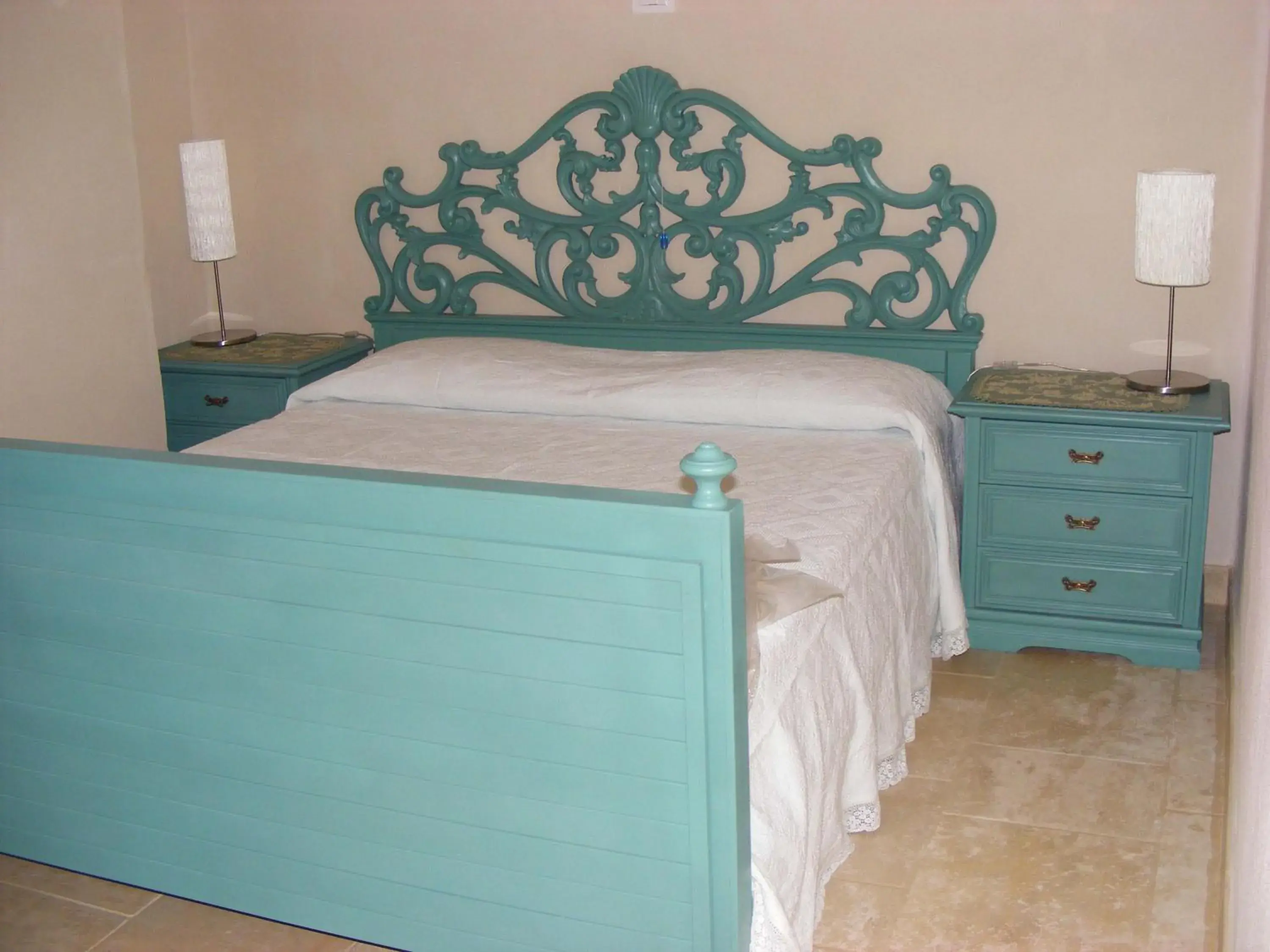 Quadruple Room with Shower in Masseria Pelosella B&B Quadruple Room with Shower in Masseria Pelosella B&B