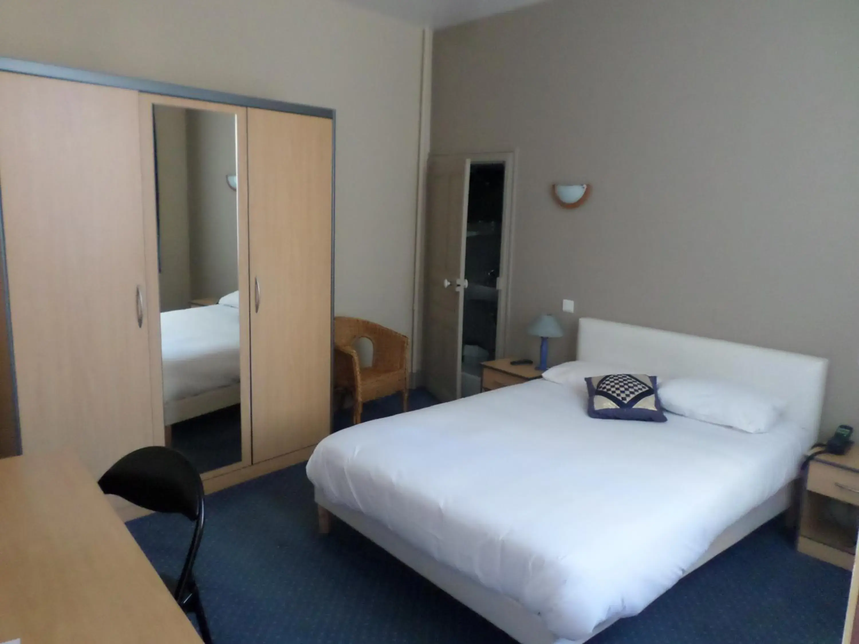 Double Room in Hôtel Villa Du Parc Double Room in Hôtel Villa Du Parc