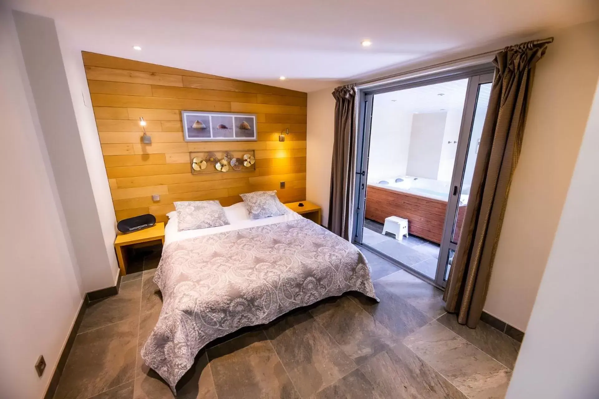 Suite Deluxe avec Jacuzzi, accès gratuit à la Piscine et au SPA in La Ferme de l'Oudon & SPA Suite Deluxe avec Jacuzzi, accès gratuit à la Piscine et au SPA in La Ferme de l'Oudon & SPA