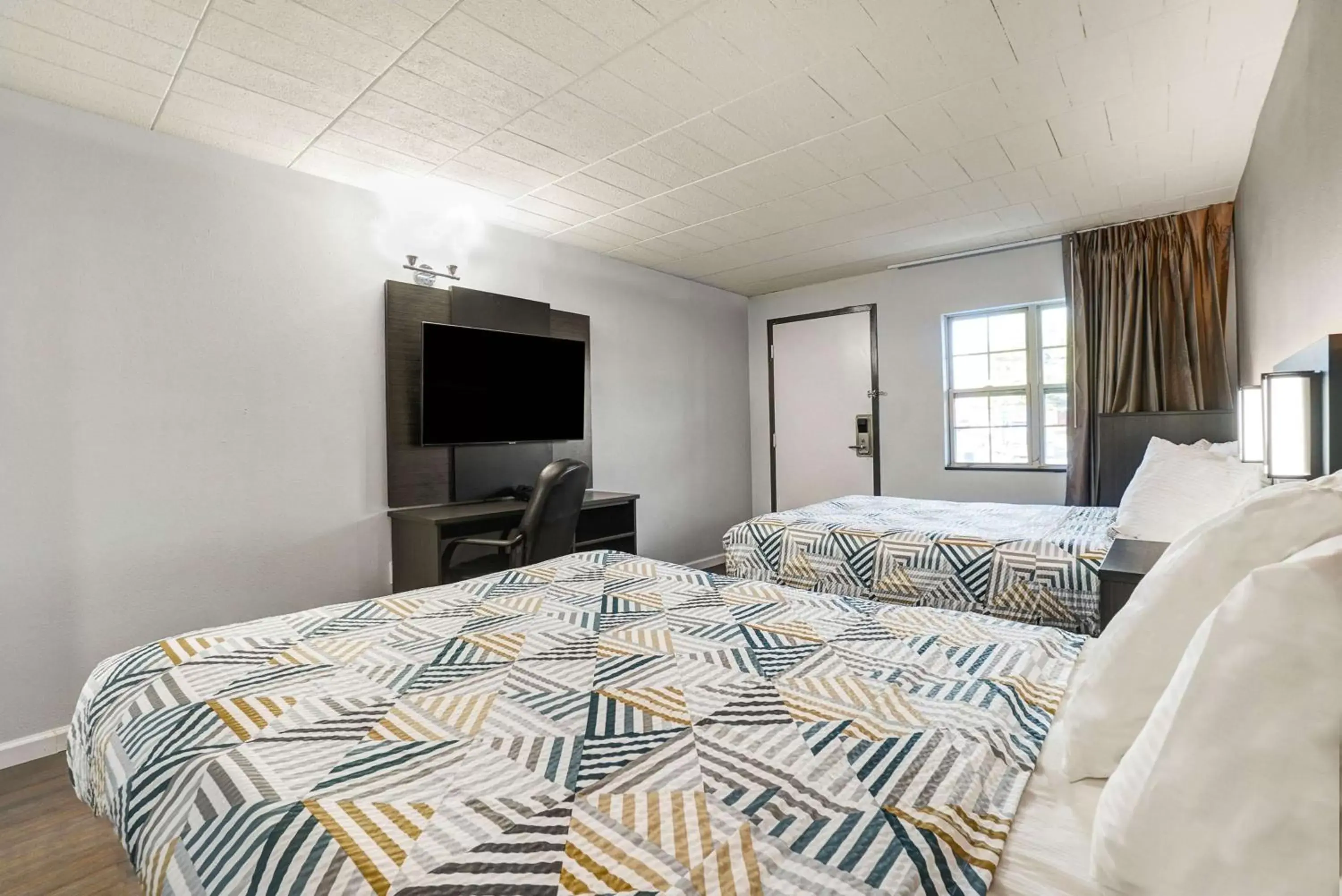 Quadruple Room - Disability Access - Roll in Shower in Motel 6 Carlisle, PA - Cumberland Valley Quadruple Room - Disability Access - Roll in Shower in Motel 6 Carlisle, PA - Cumberland Valley