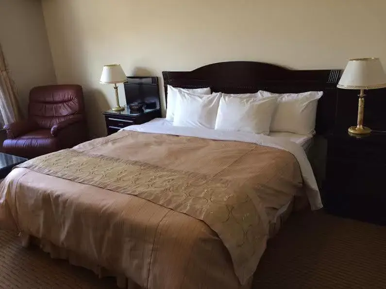 Deluxe King Room - Non-Smoking in Days Inn by Wyndham Athabasca Deluxe King Room - Non-Smoking in Days Inn by Wyndham Athabasca