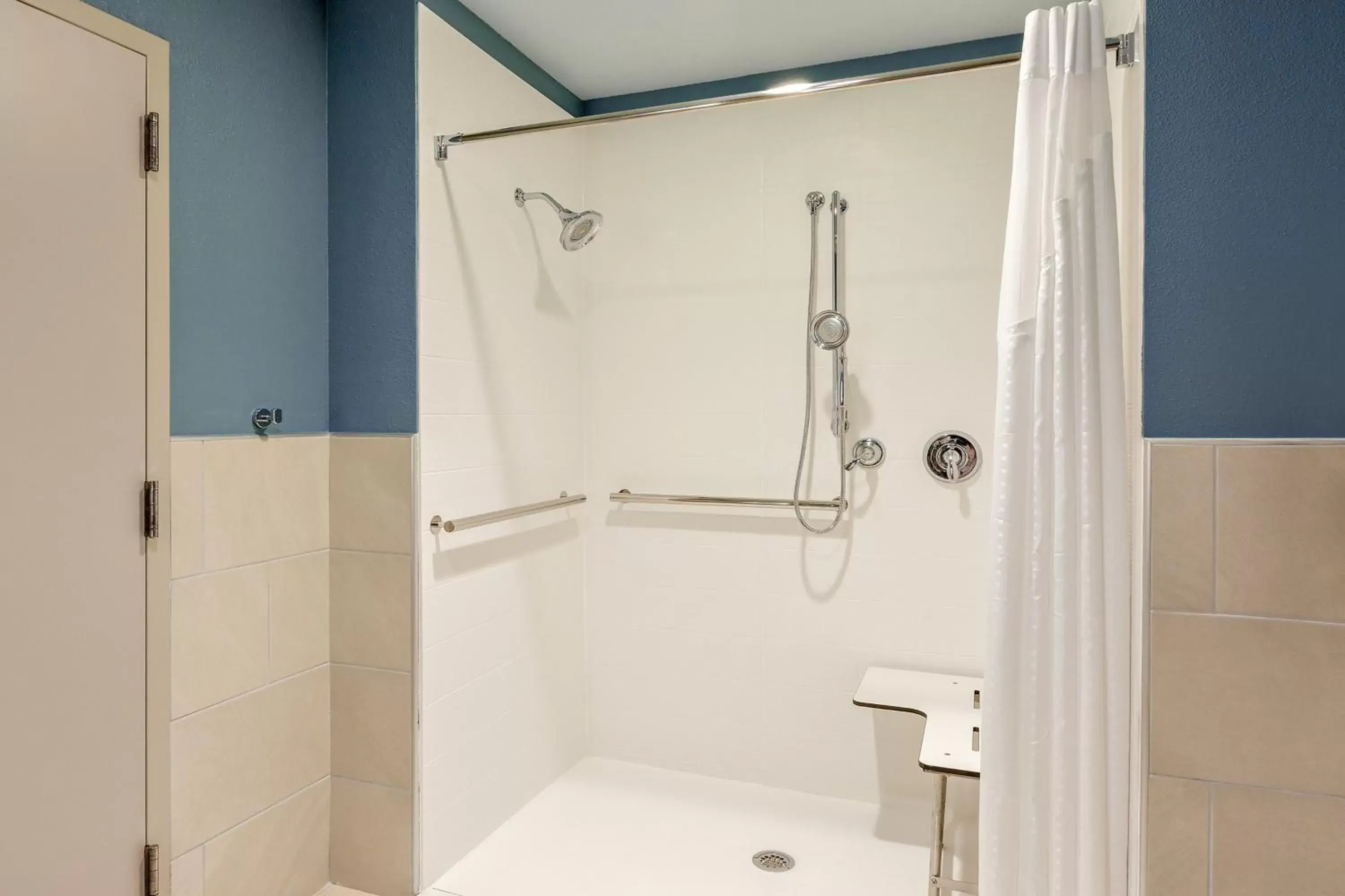Executive King Room - Mobility Access Roll in Shower/Non-Smoking in Holiday Inn Express & Suites - Union Gap - Yakima Area, an IHG Hotel Executive King Room - Mobility Access Roll in Shower/Non-Smoking in Holiday Inn Express & Suites - Union Gap - Yakima Area, an IHG Hotel