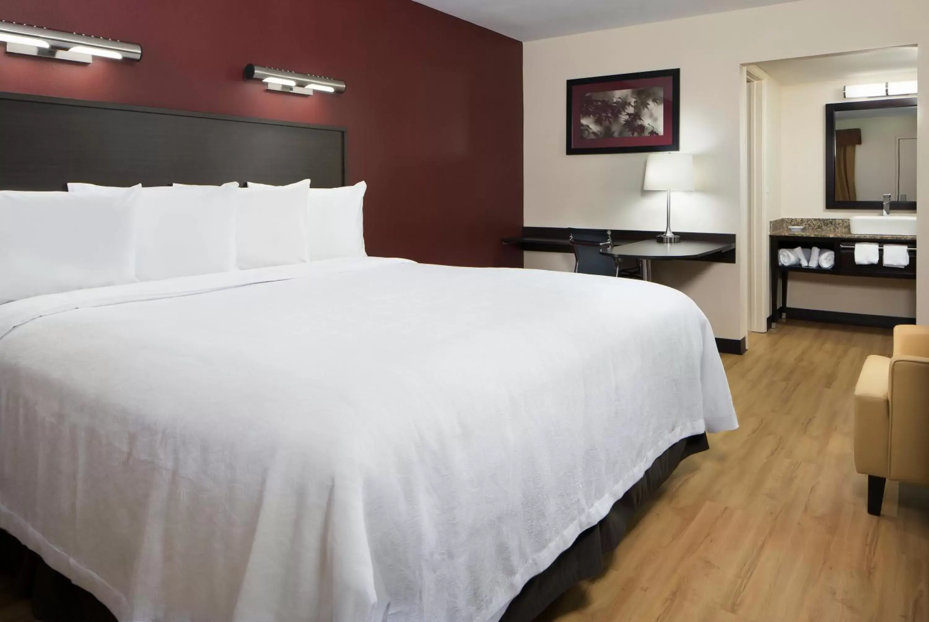 Deluxe King Room Disability Access Smoke Free in Red Roof Inn PLUS+ Birmingham East – Irondale/Airport Deluxe King Room Disability Access Smoke Free in Red Roof Inn PLUS+ Birmingham East – Irondale/Airport