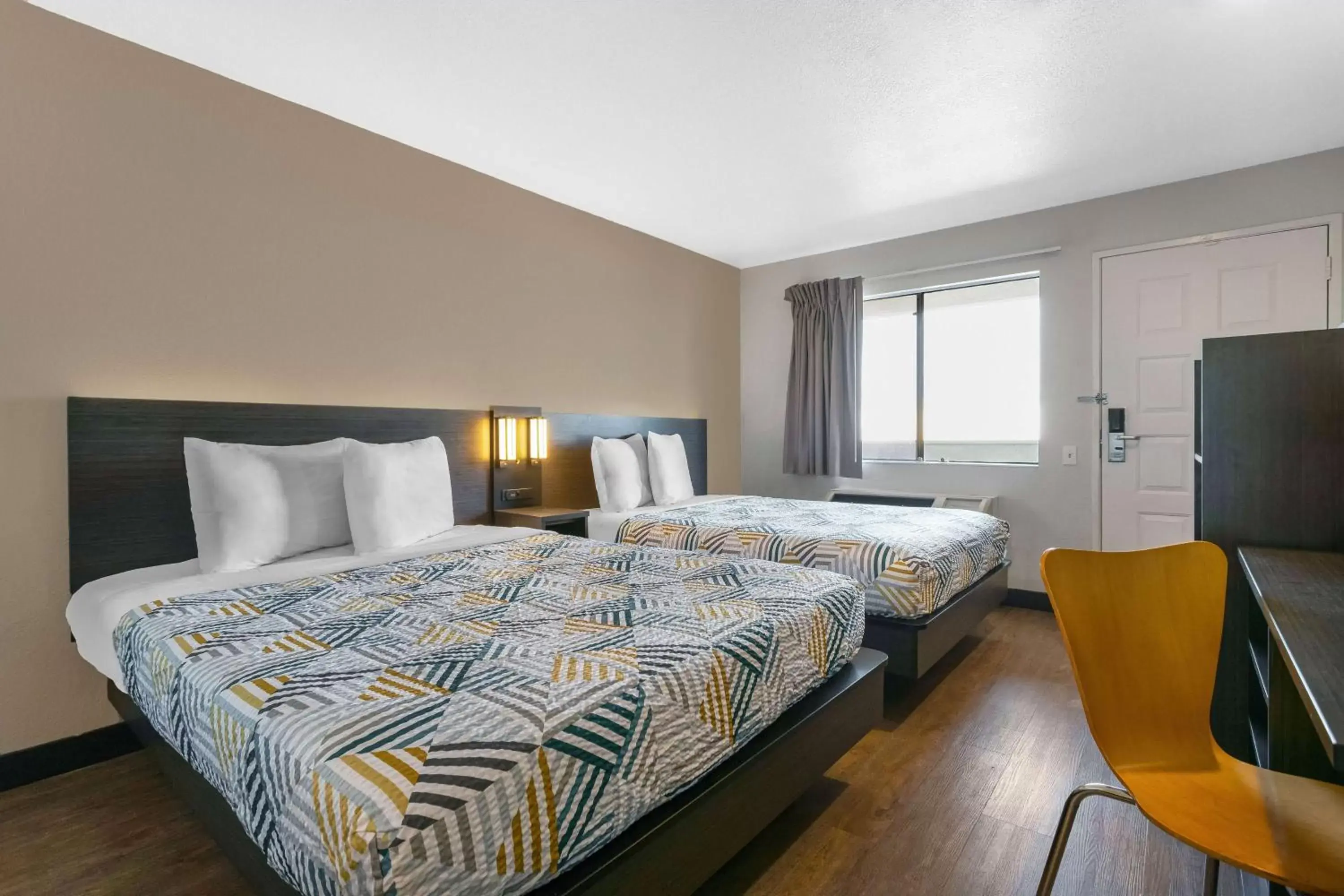 Deluxe Queen Suite - Non-Smoking in Motel 6-Merced, CA - North Deluxe Queen Suite - Non-Smoking in Motel 6-Merced, CA - North