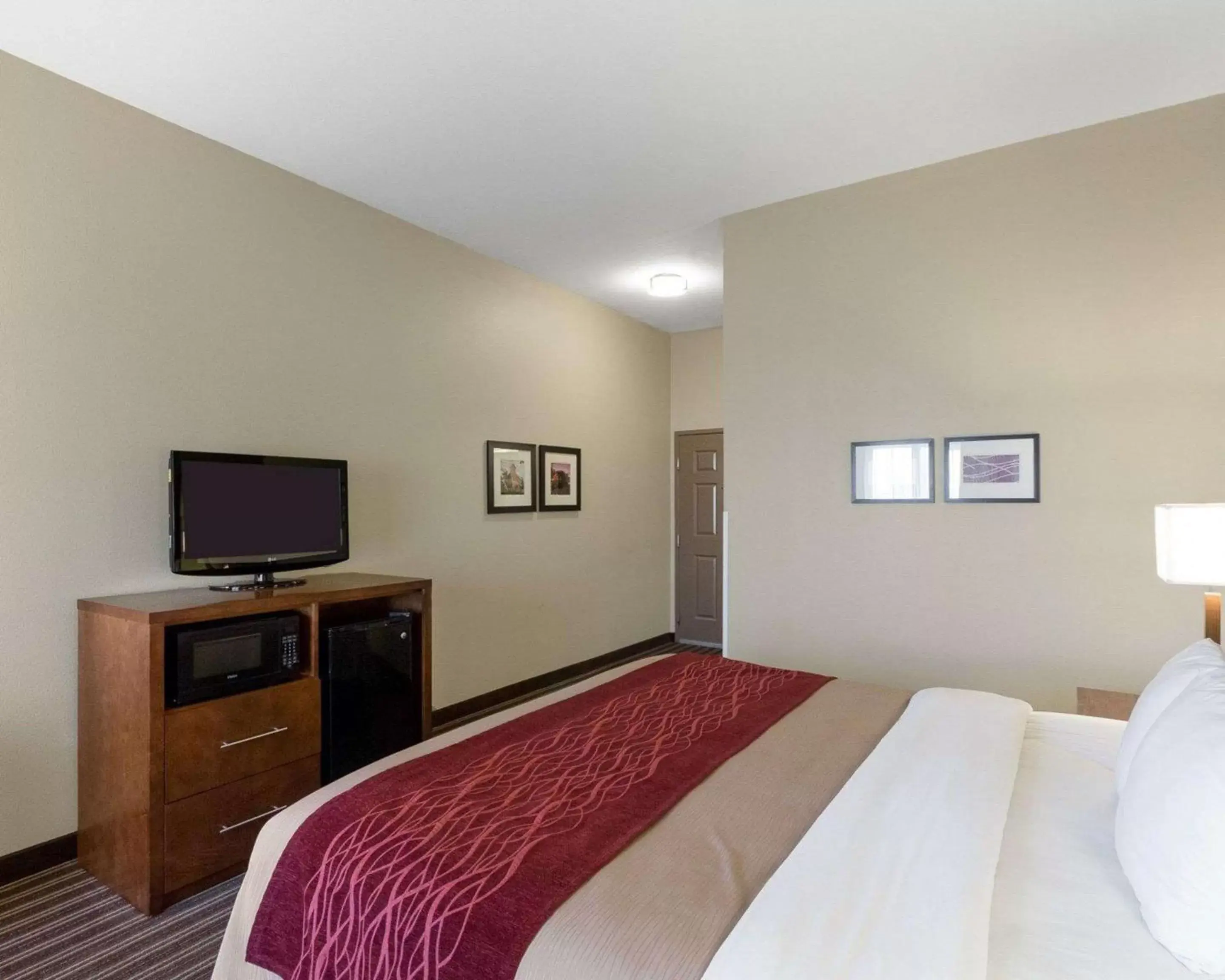 King Room in Comfort Inn & Suites Fayetteville-University Area King Room in Comfort Inn & Suites Fayetteville-University Area