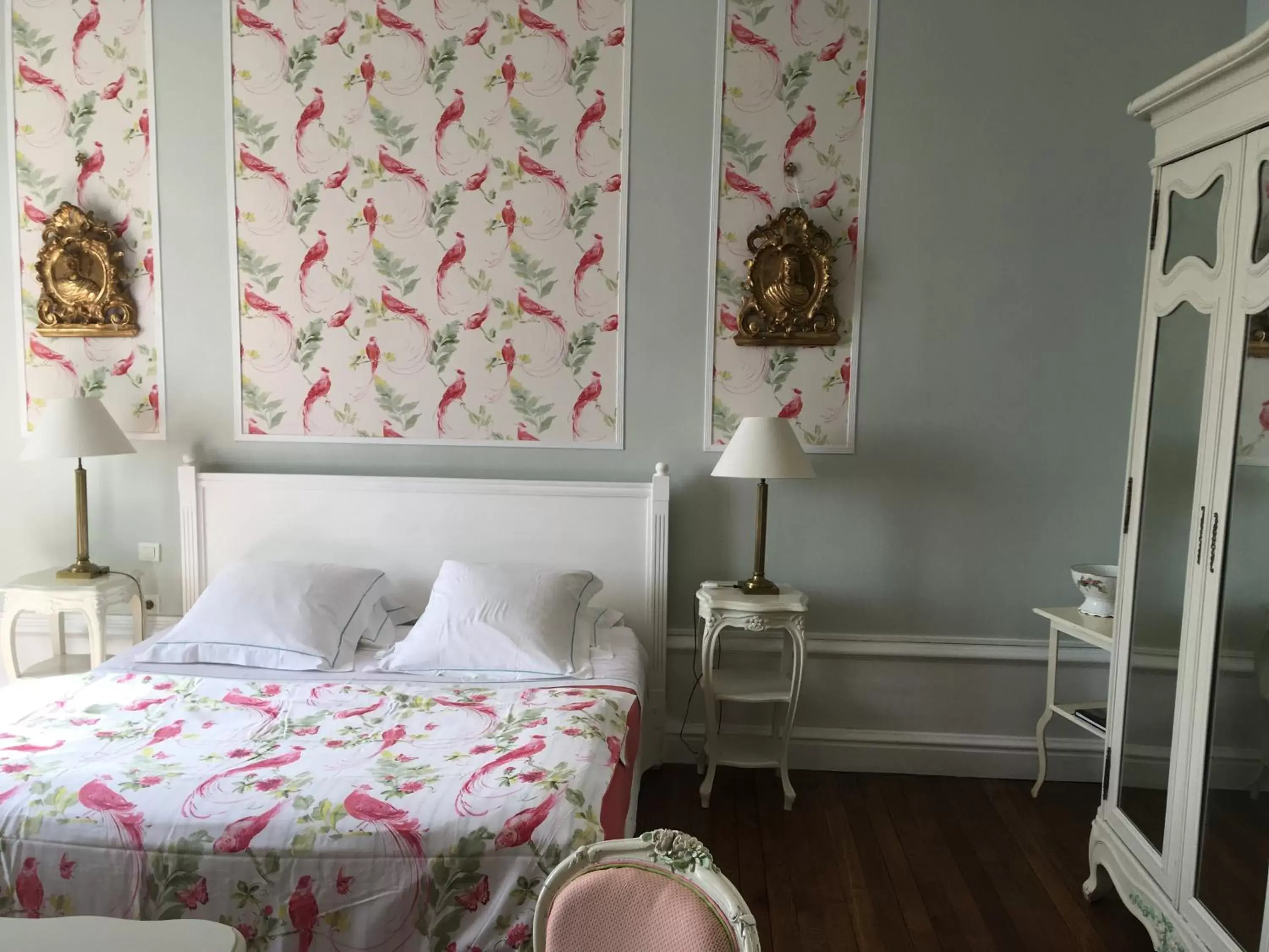 "Bonne Maman" Double Room in Château de la Chabroulie "Bonne Maman" Double Room in Château de la Chabroulie