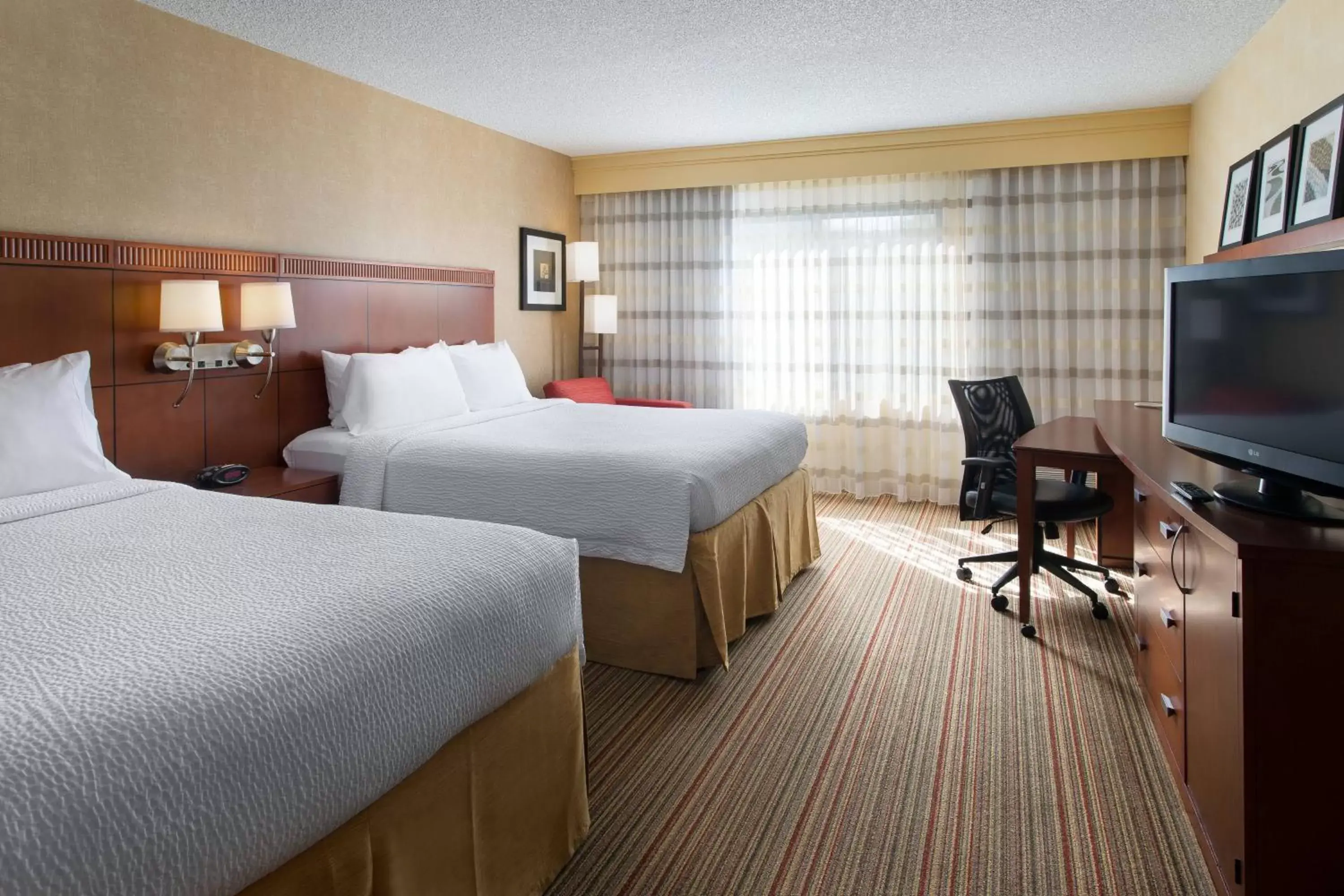 Double Room with Two Double Beds and Adapted Tub - Mobility and Hearing Accessible in Courtyard Sacramento Airport Natomas Double Room with Two Double Beds and Adapted Tub - Mobility and Hearing Accessible in Courtyard Sacramento Airport Natomas