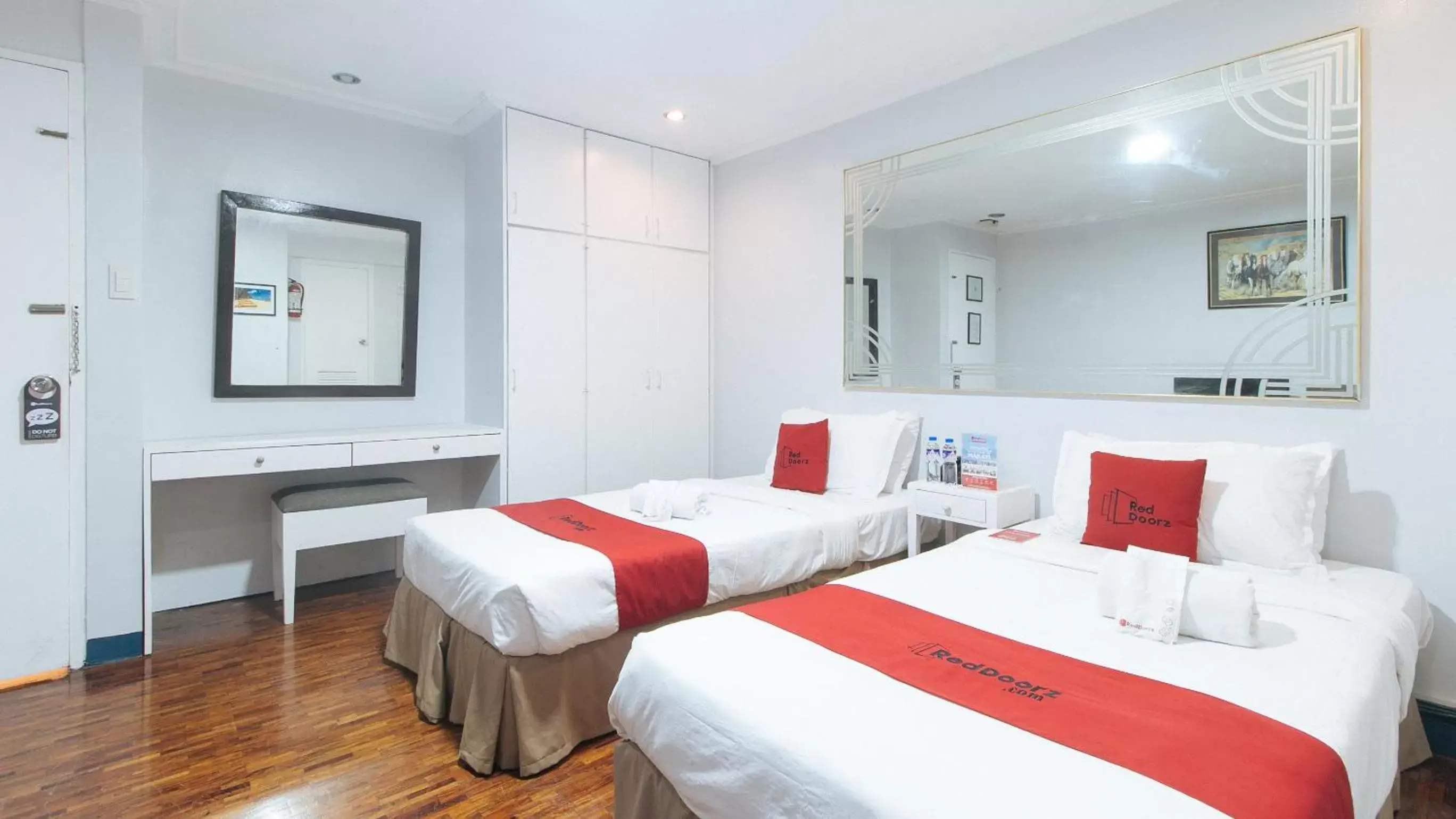 Twin Room in RedDoorz Premium near Greenbelt Makati - Vaccinated Staff Twin Room in RedDoorz Premium near Greenbelt Makati - Vaccinated Staff