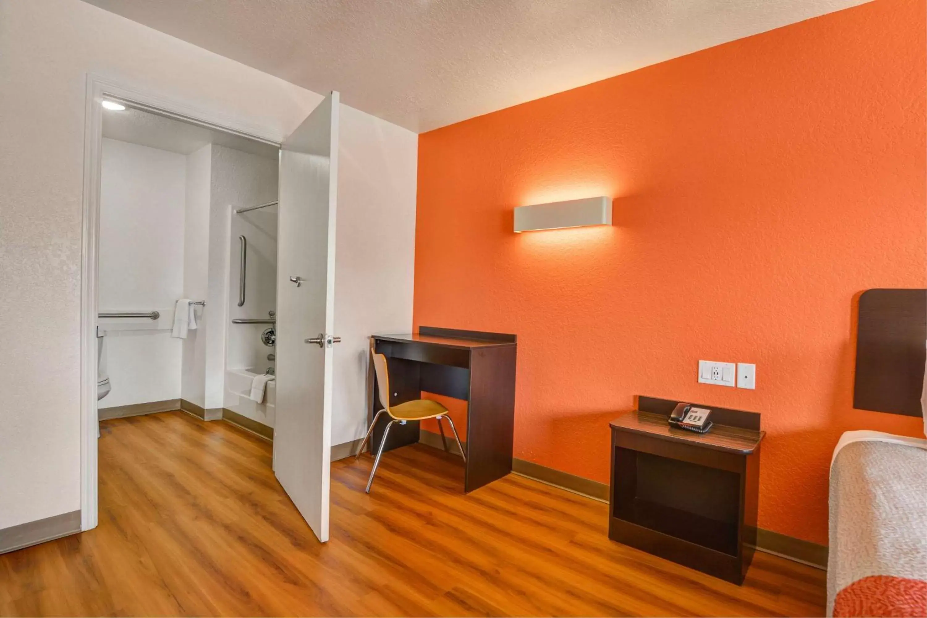 Queen Room - Non-Smoking in Motel 6-Moultrie, GA Queen Room - Non-Smoking in Motel 6-Moultrie, GA